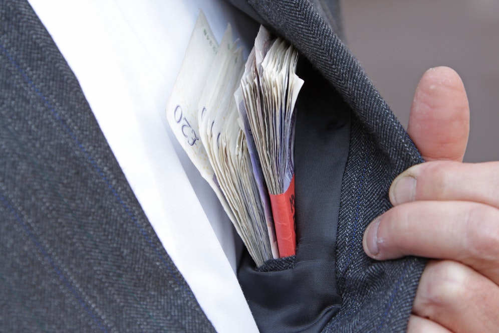 Die Polizei ermittelt wegen Untreue-Verdacht gegen drei Mitarbeiter eines Restauarants bei einem Bergbahnbetreiber.