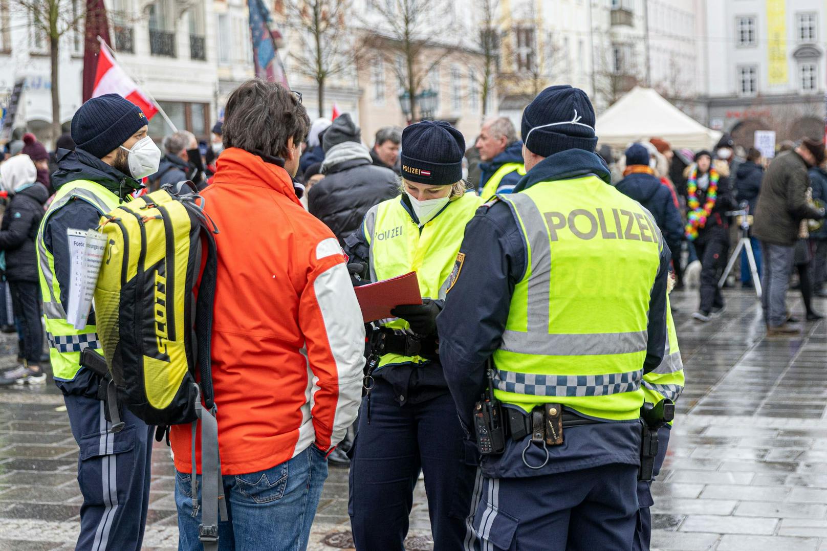 Bei der Demo wurde auf die FFP2-Maskenpficht kontrolliert.