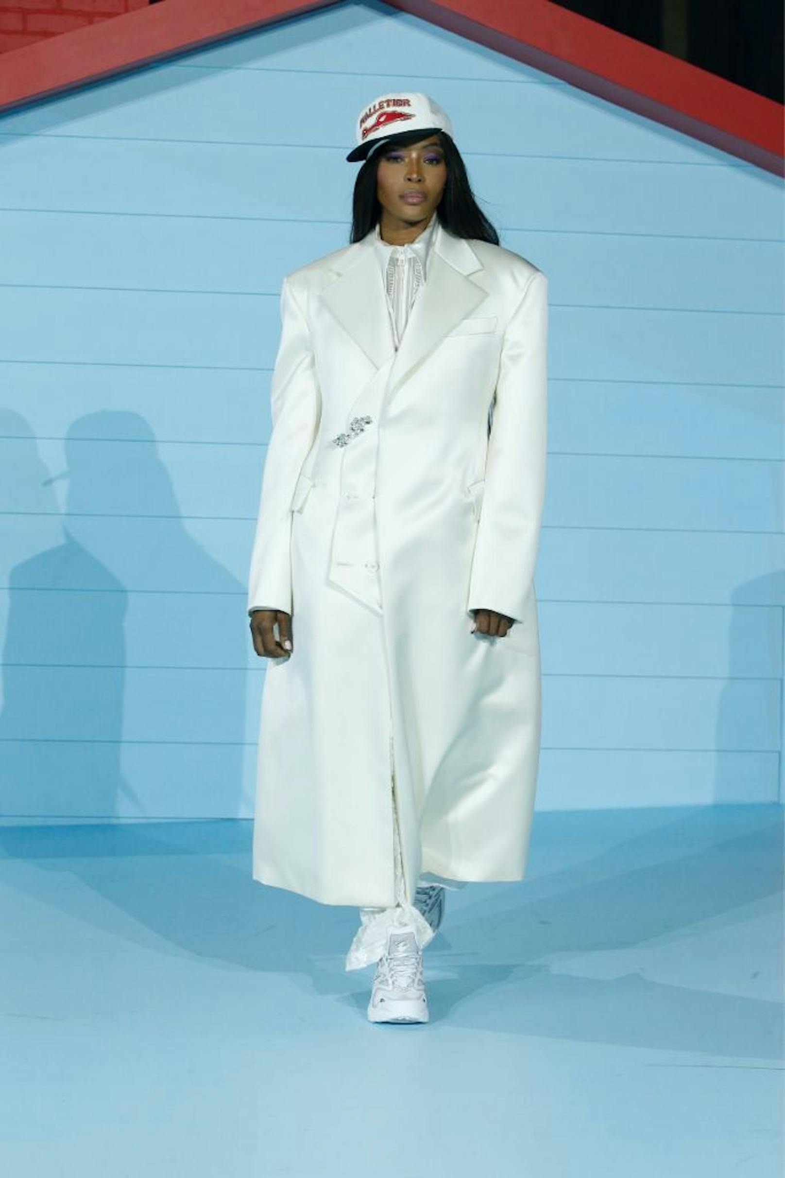 Naomi sendet letzten Gruß bei Louis Vuitton Show