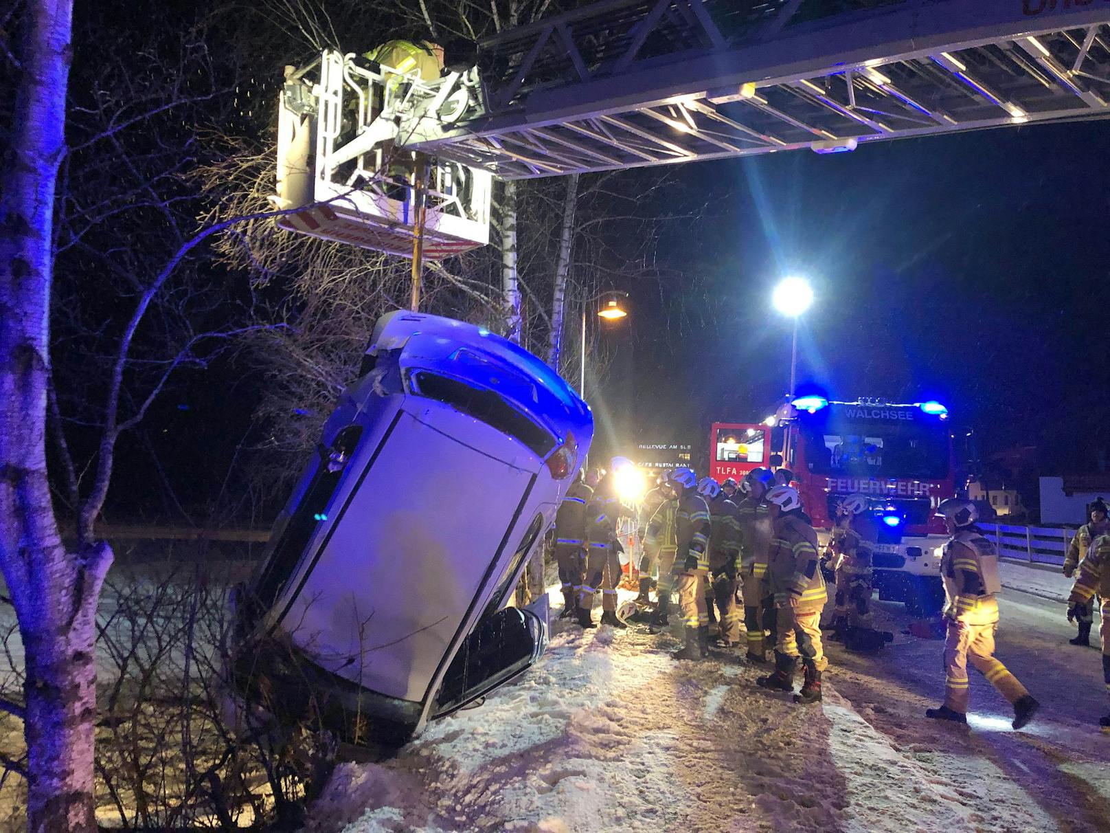 Spektakulärer Unfall in der Nacht auf Samstag im Gemeindegebiet von Walchsee. Ein Seat-Lenker kam von der Straße ab und stürzte in einen See. 