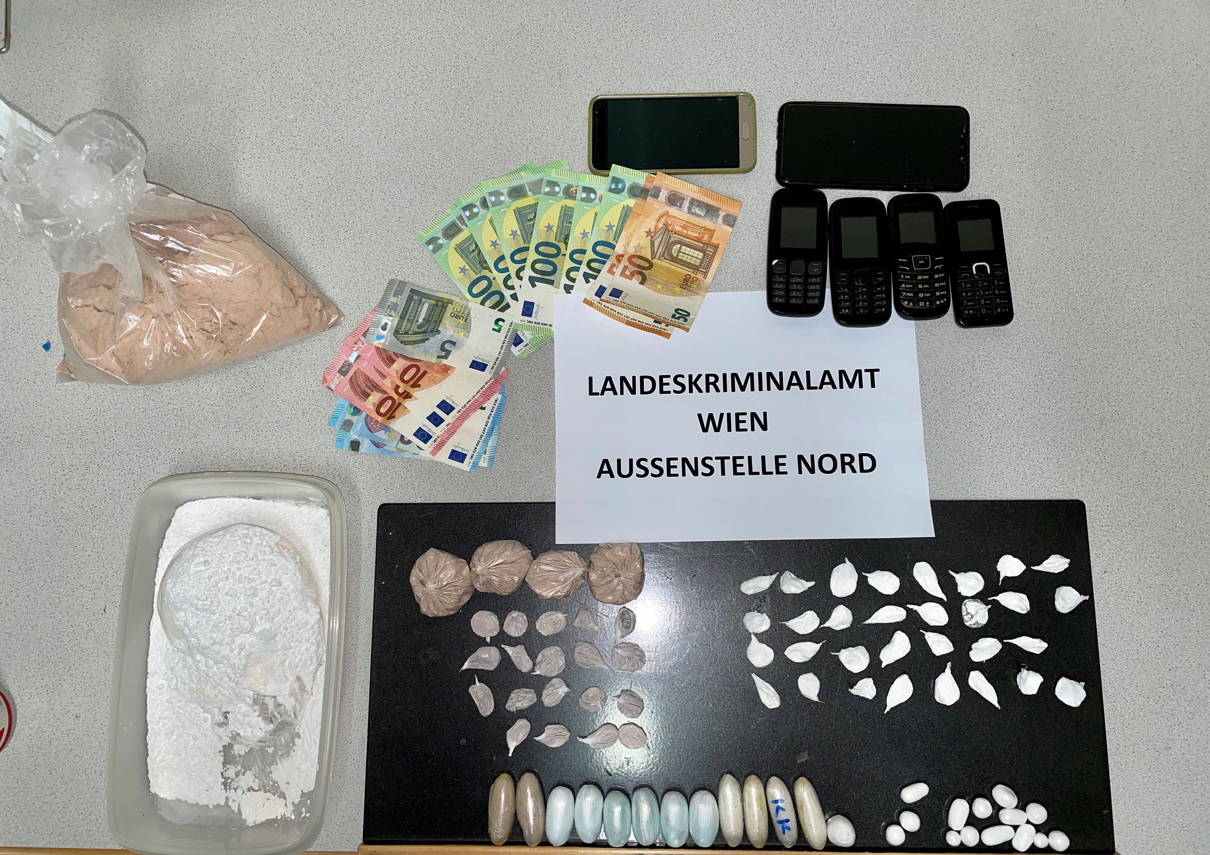 Das Bargeld und das Suchtgift wurden sichergestellt.
