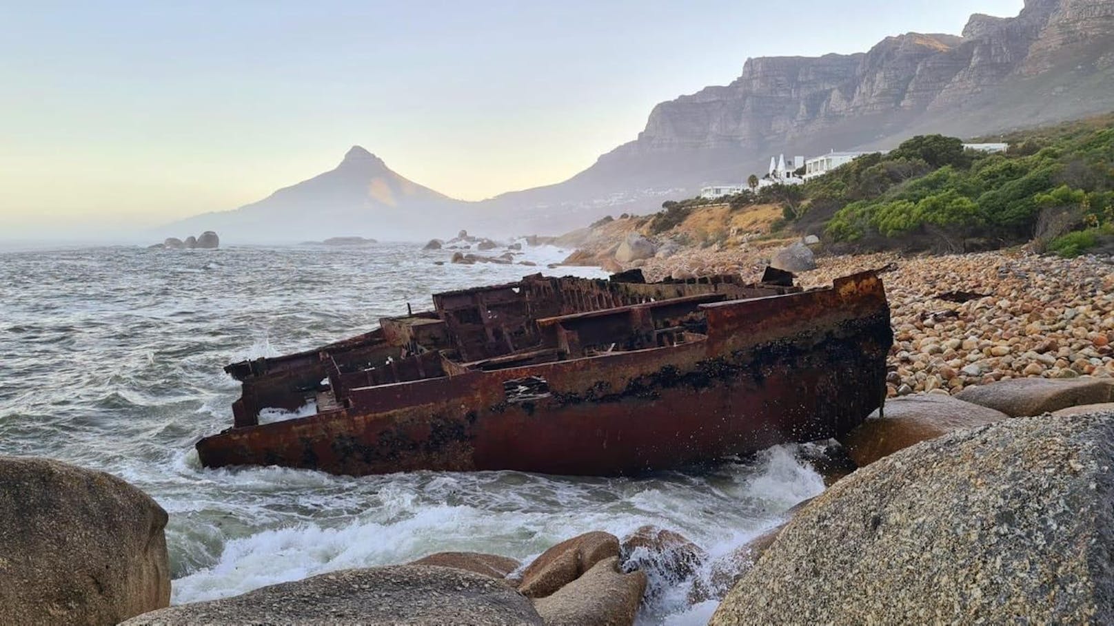 Der Öltanker Antipolis sank vor der Küste Kapstadts im Jahr 1977.