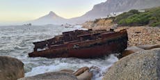 Starker Wind spült 45 Jahre altes Schiffswrack an Strand