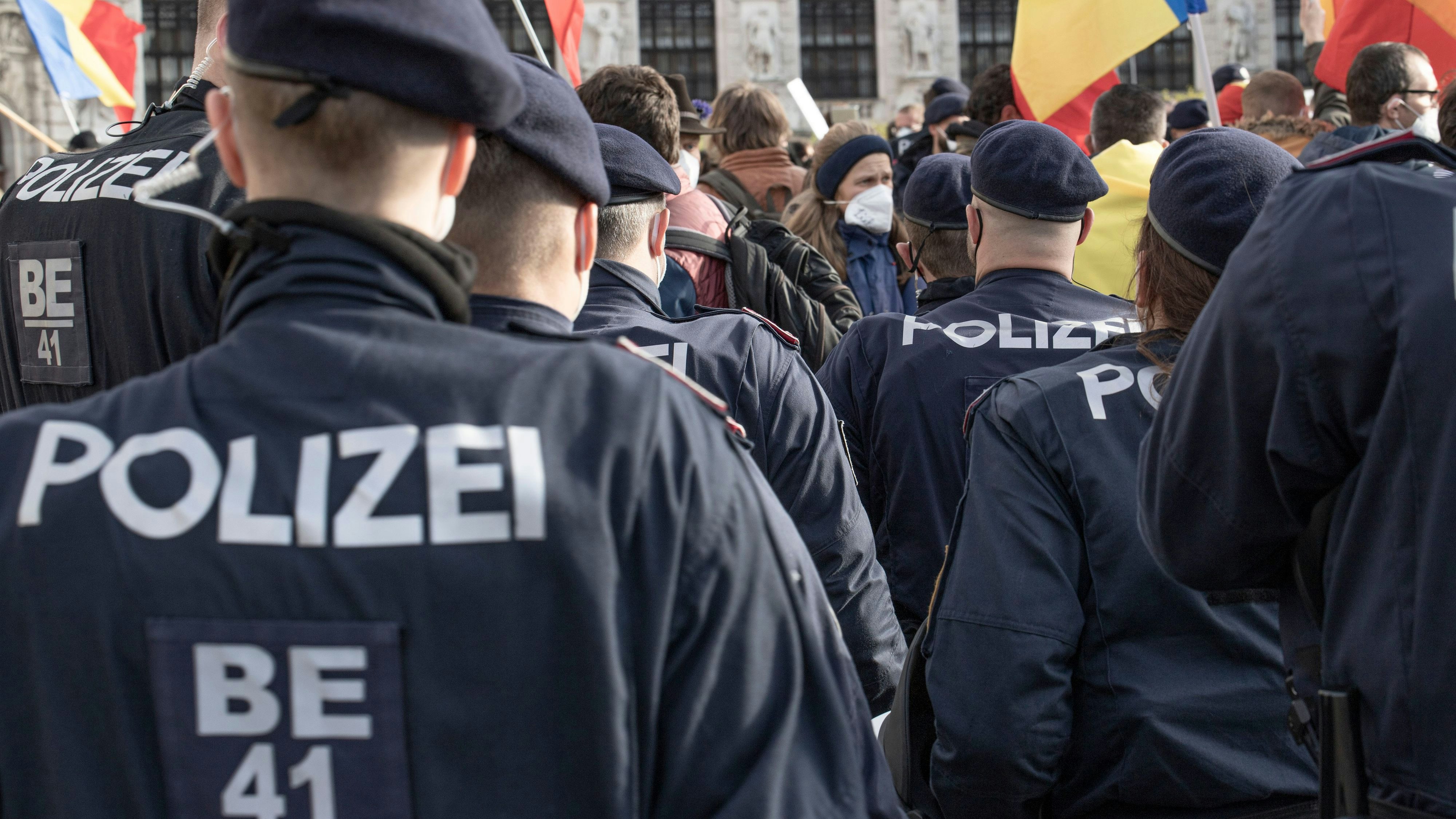 Bei einer Corona-Demo wurde ein Polizist verletzt.