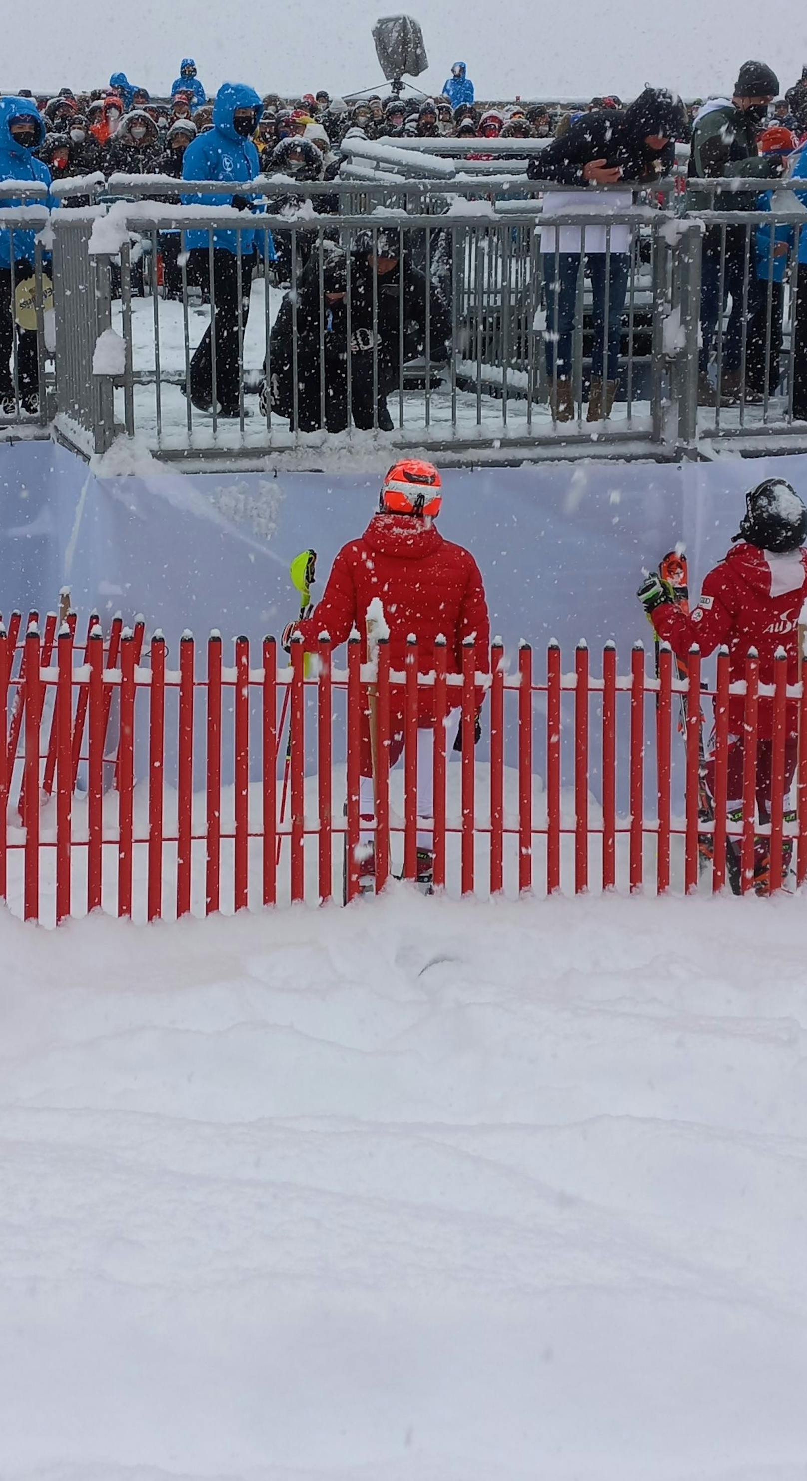 Der Slalom war gut besucht. Auch Mario Matt (hockend beim Zaun) schaute vorbei, fachsimpelt hier mit Bruder Michael (vorne in roter Jacke).