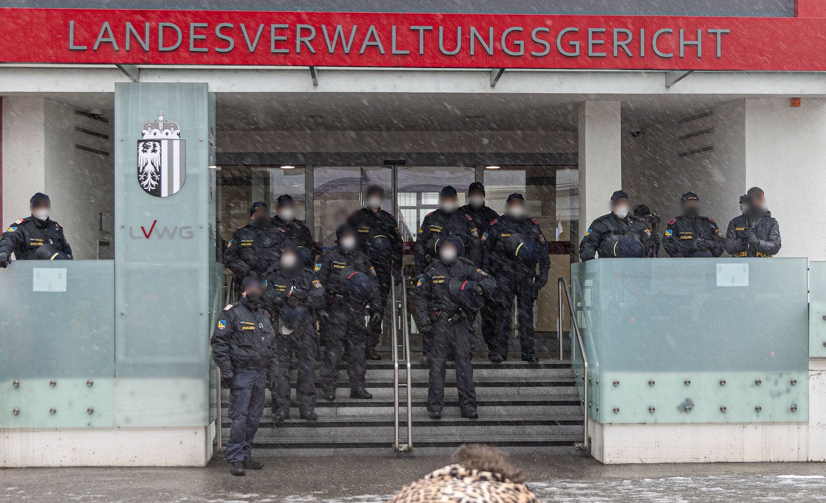 Die Polizei verwehrte den "Spaziergängern" den Zutritt ins Landesverwaltungsgericht.