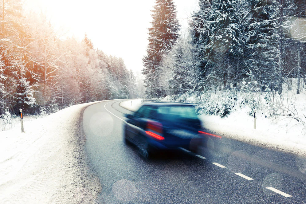 Schnee, Nebel und eine Geschwindigkeitsbeschrönkung von 100 Stundenkilometern konnten den Raser nicht bremsen (Symbolbild).&nbsp;