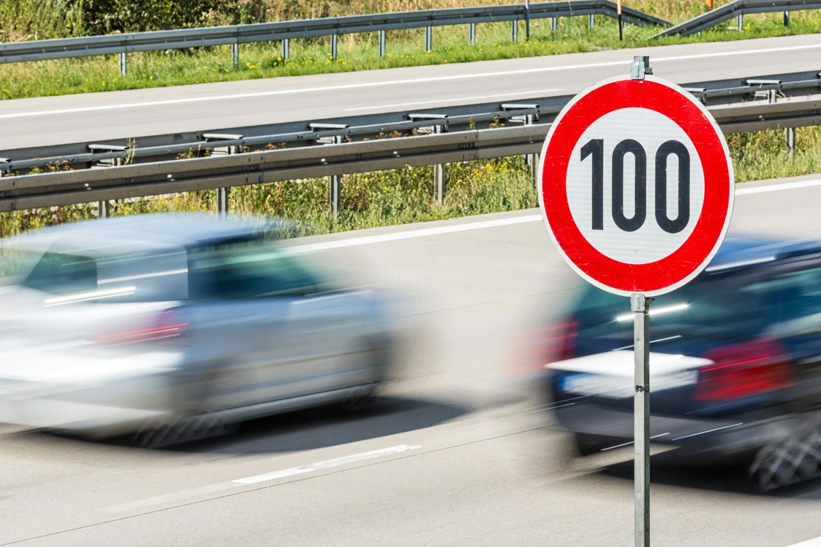 Statt der erlaubten 130 km/h war der Probeführerscheinbesitzer mit 210 km/h unterwegs.