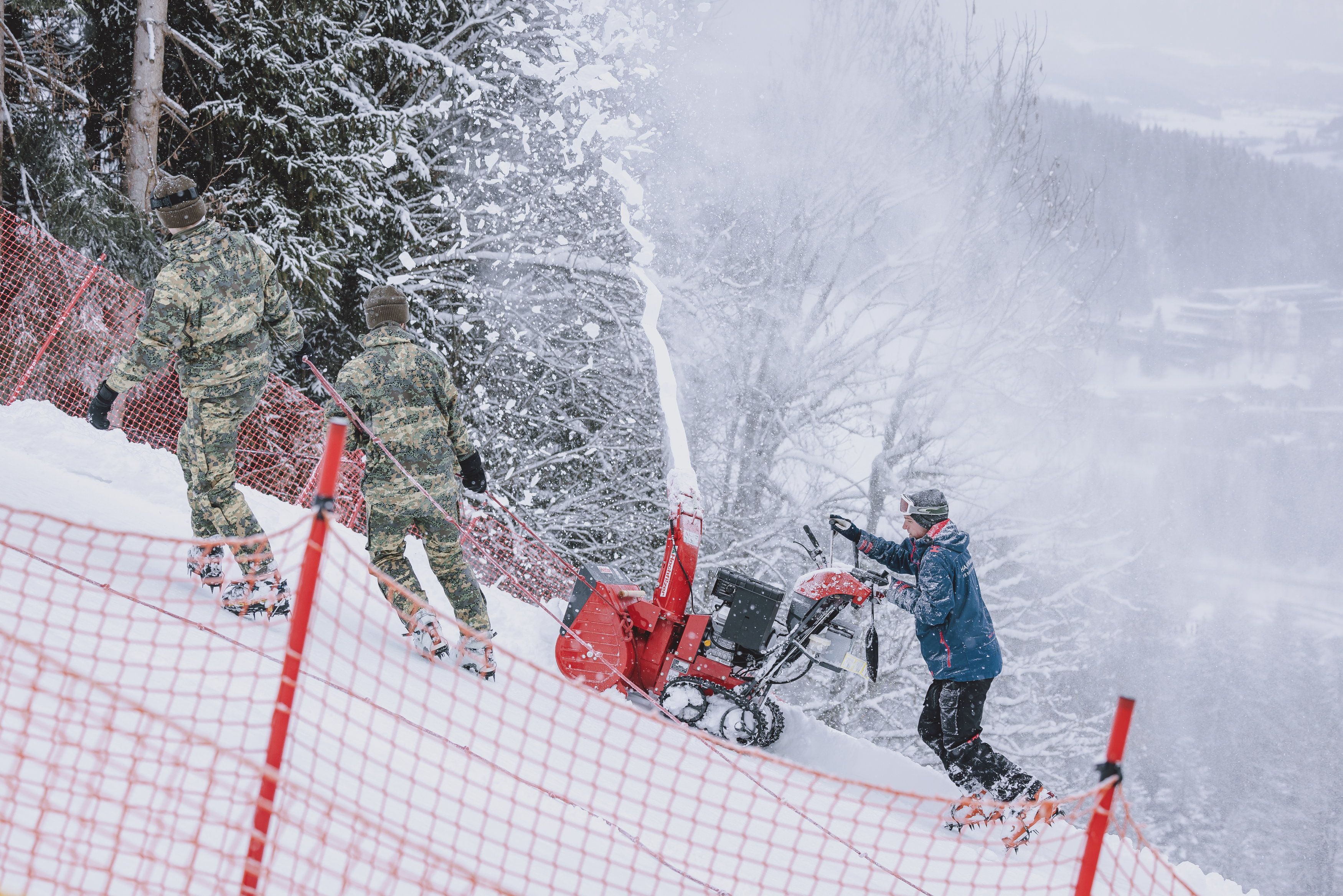 Die Pisten-Crew ist die ganze  Nacht im Einsatz.