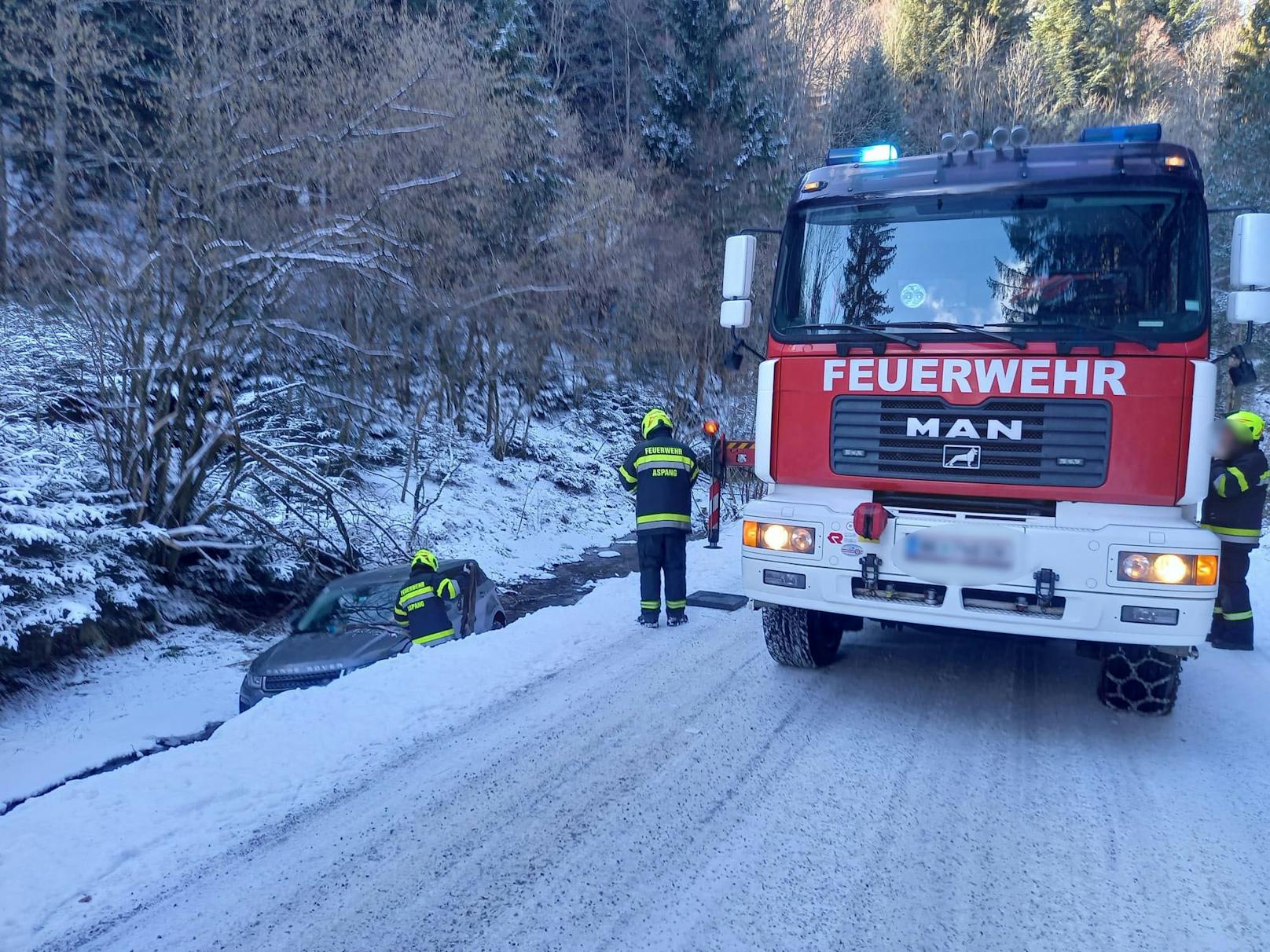 Die Feuerwehr eilte zum Unfallort und barg den Geländewagen.