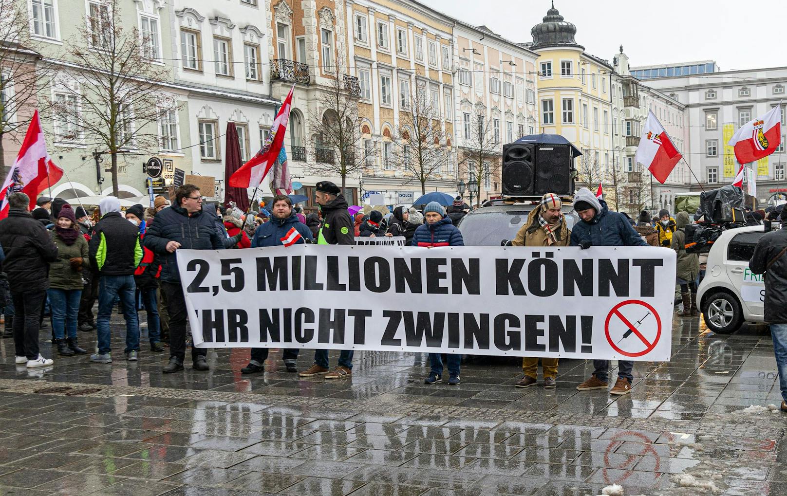 Die Demonstranten protestierten gegen die beschlossene Impfpflicht.