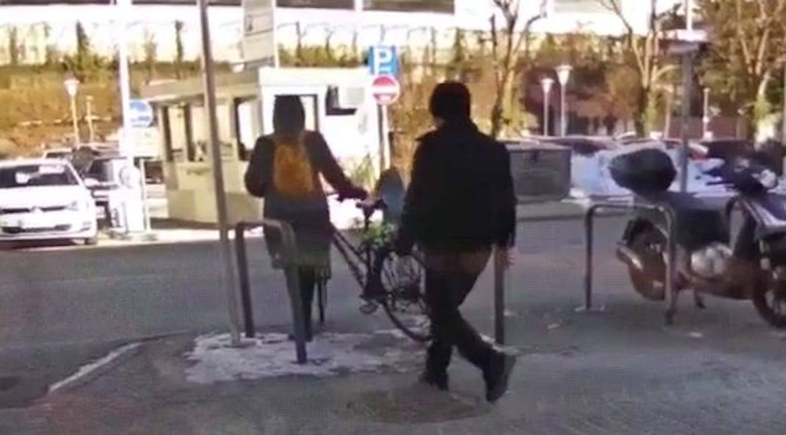 Eine 62-Jährige ist in Klagenfurt auf offener Straße niedergestochen worden. Im Netz kursiert ein Video.