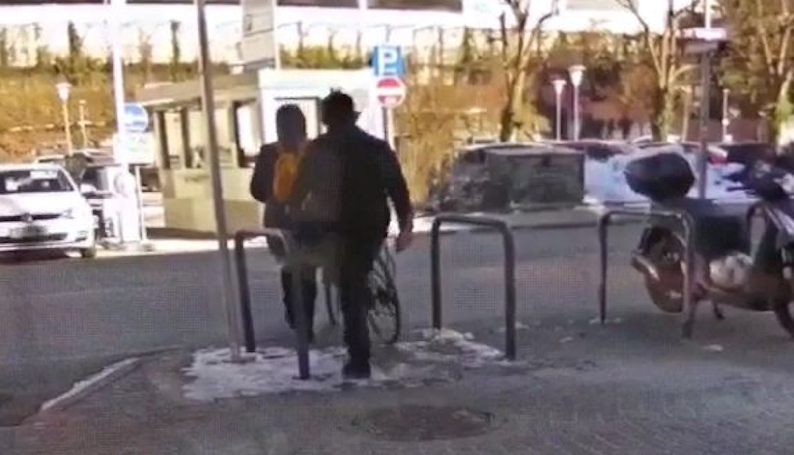 Der 28-Jährige näherte sich der Frau mit dem Fahrrad von hinten....