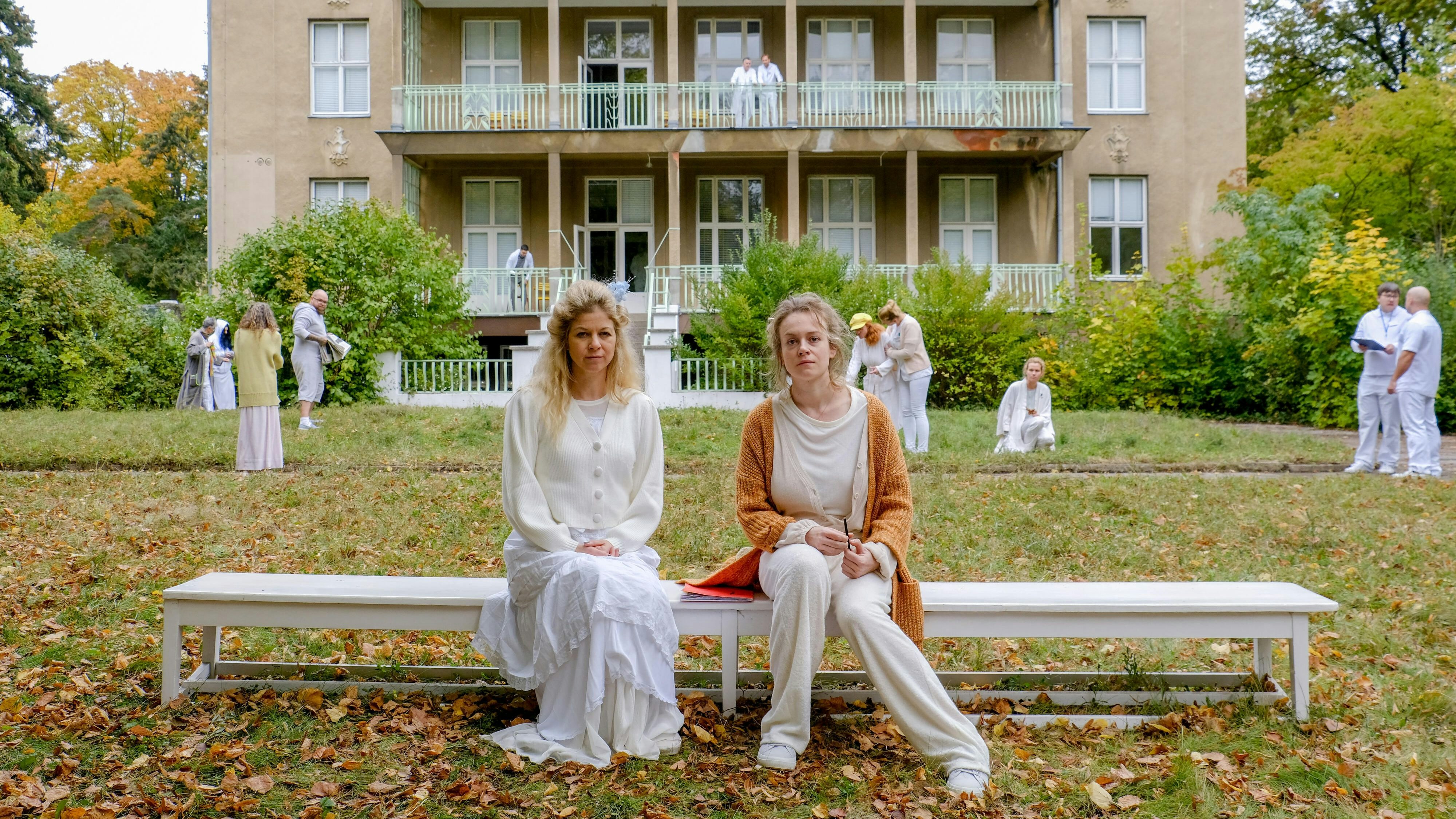 Montag Abend gibt's Nervenkitzel pur für alle "Vorstadtweiber"-Fans.