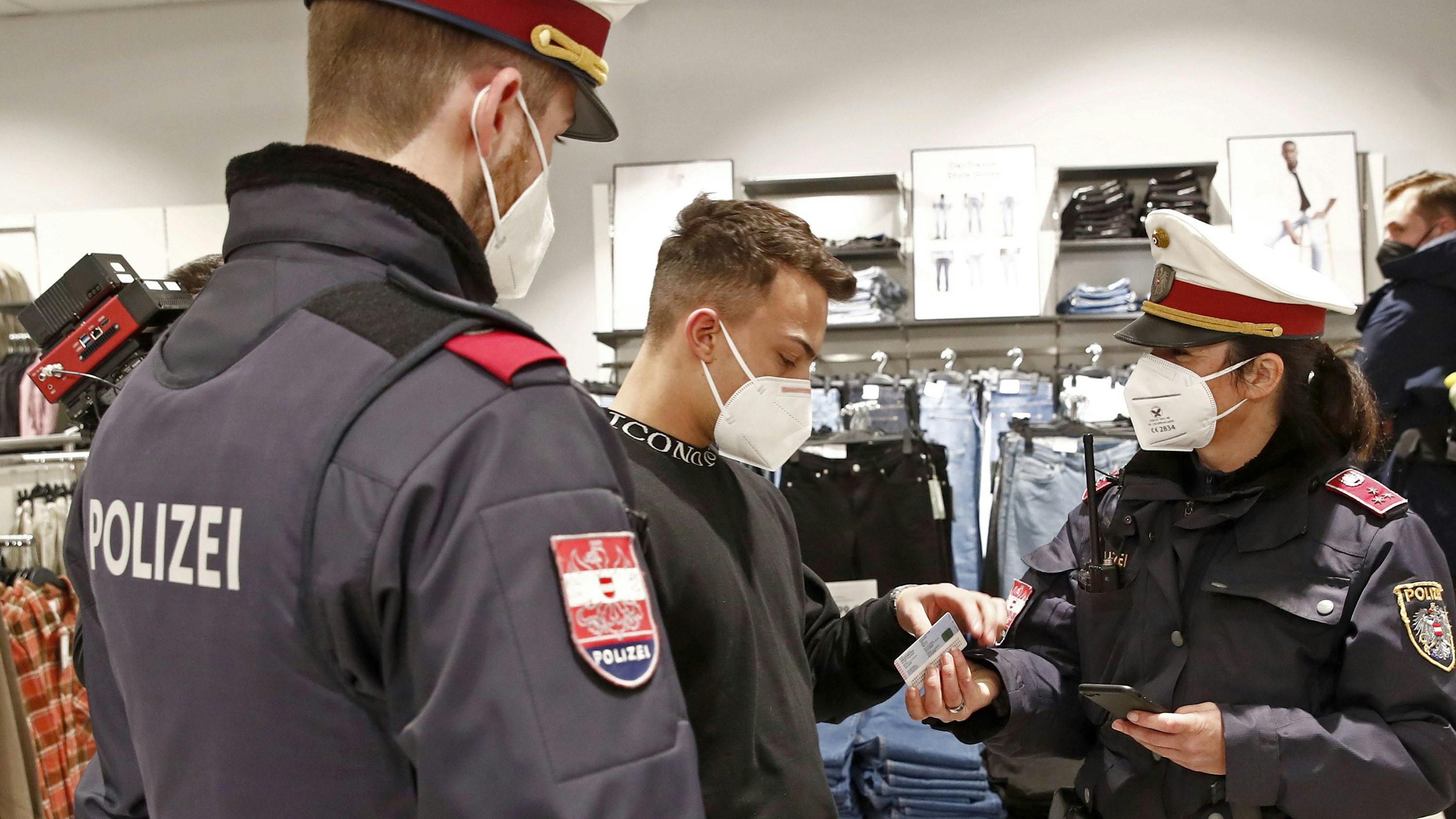 Polizei kontrolliert im Handel.