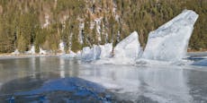 Eisläufer staunen über Eisberge auf dem Weißensee