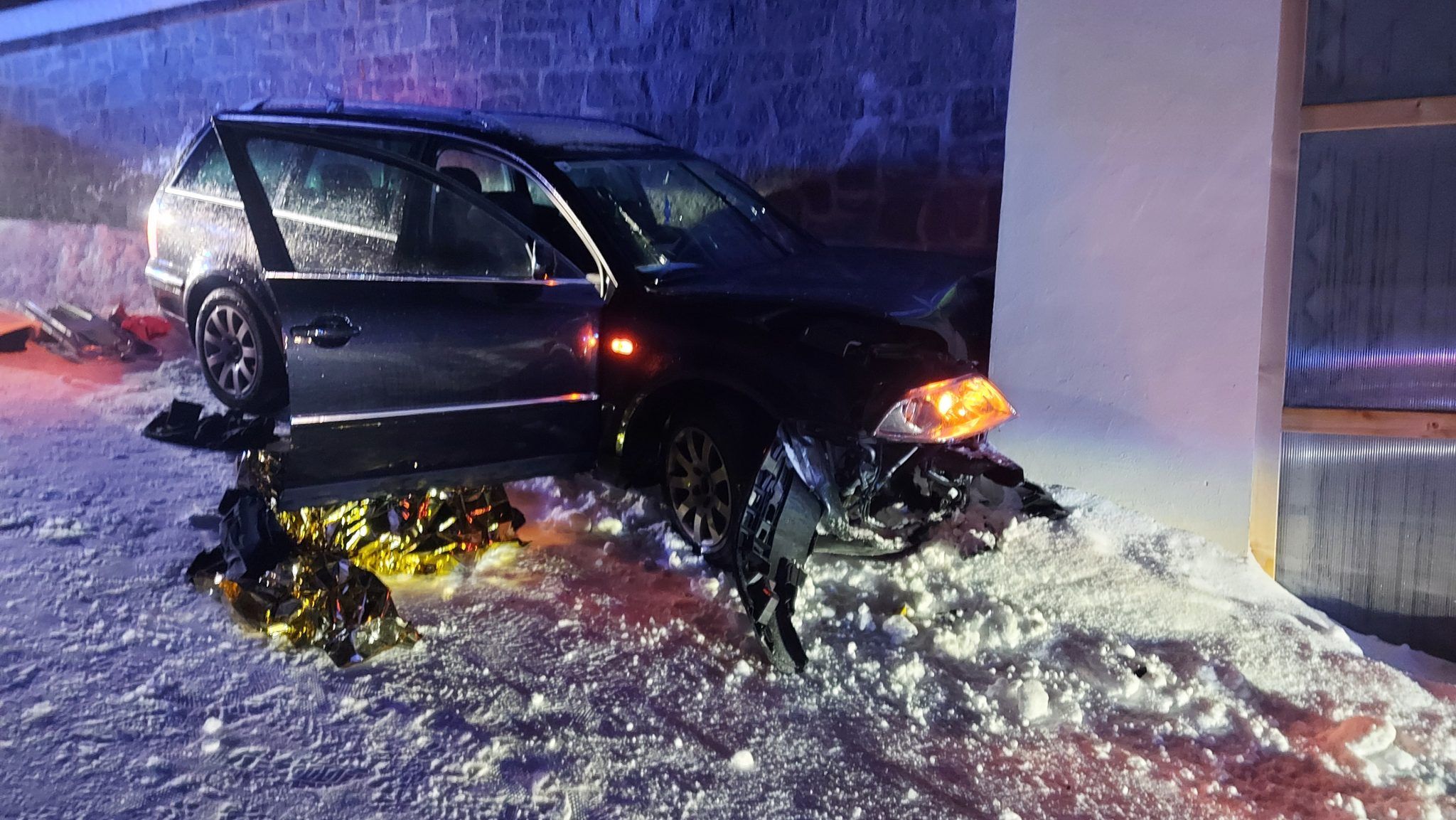 Der Alkolenker (24) fuhr gegen die Kapelle. Am Wagen entstand Totalschaden.