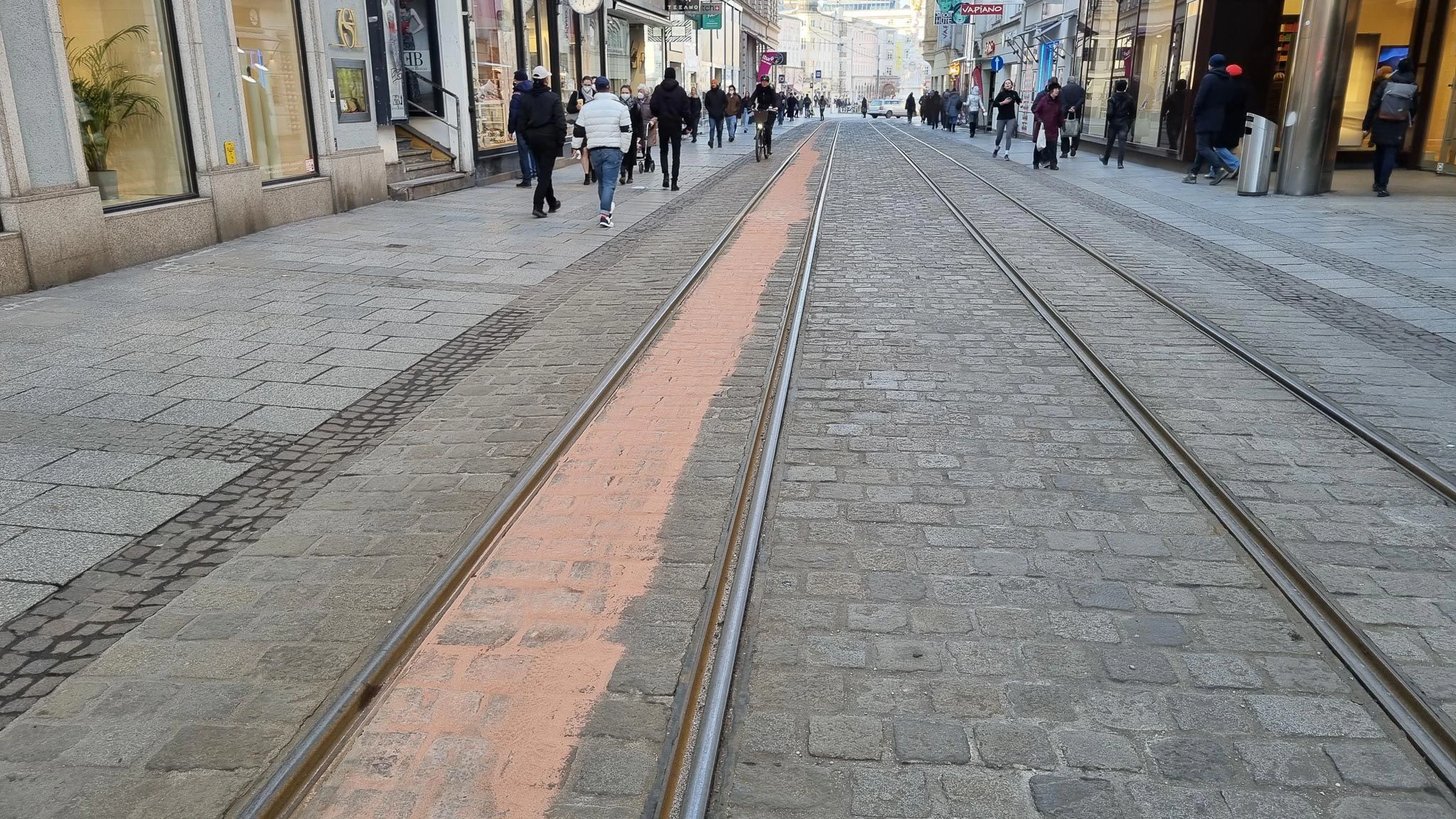 Eine meterlange Ölspur zog der Demo-Traktor in Linz