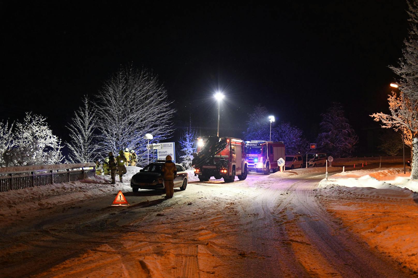 Ein 29-Jähriger verlor in Kitzbühel die Kontrolle über seinen Volvo und fuhr über eine Böschung in die dortige Ache. Der Lenker hatte über 1,4 Promille. 