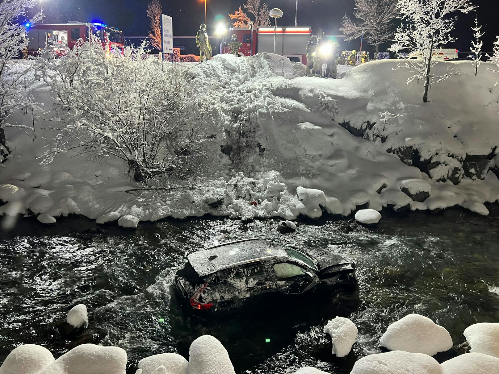 Ein 29-Jähriger verlor in Kitzbühel die Kontrolle über seinen Volvo und fuhr über eine Böschung in die dortige Ache. Der Lenker hatte über 1,4 Promille. 