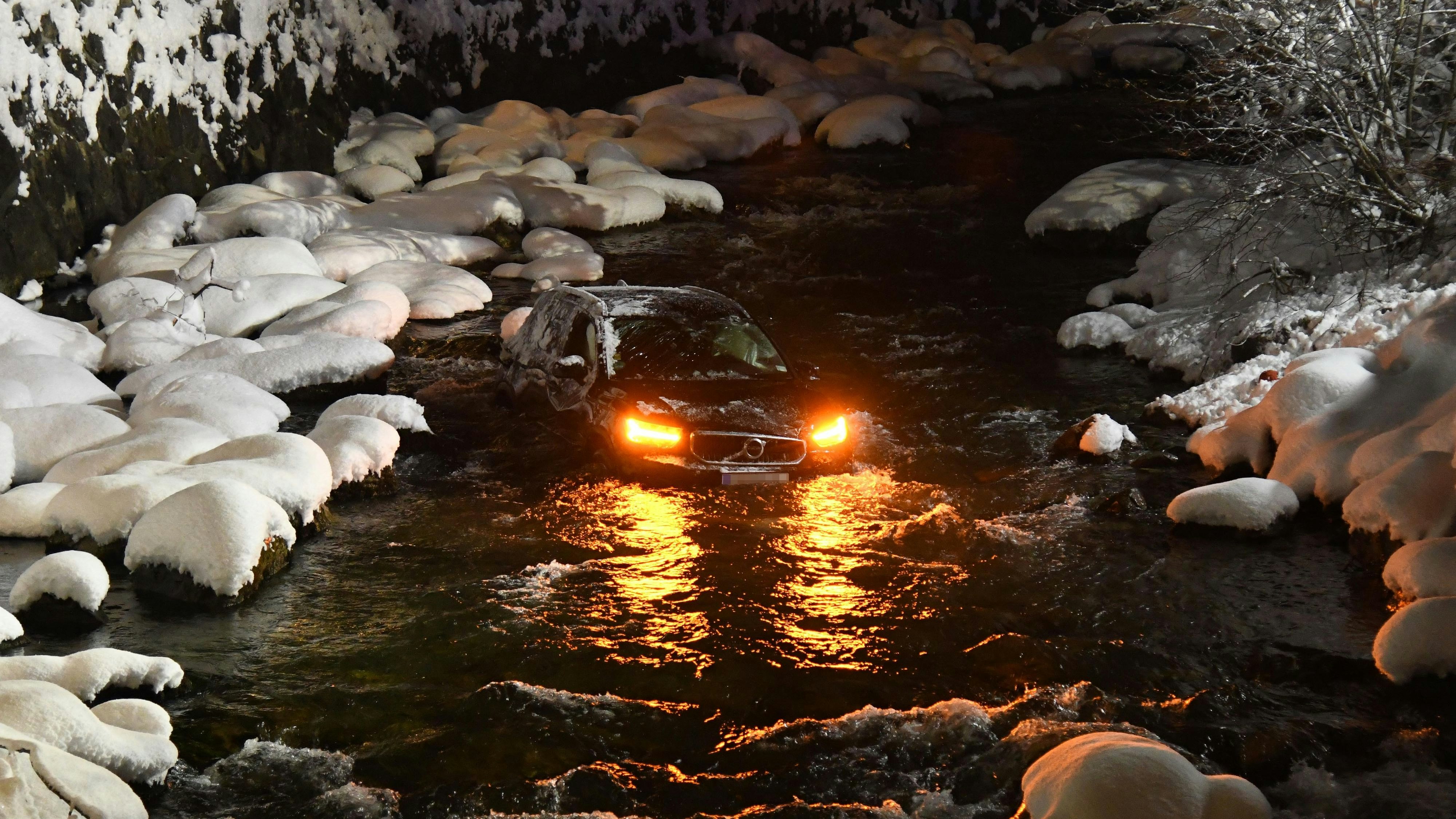 Kitzbühel-Fahrzeug landete in der Ache-Fotocredit: ZOOM.TIROL 