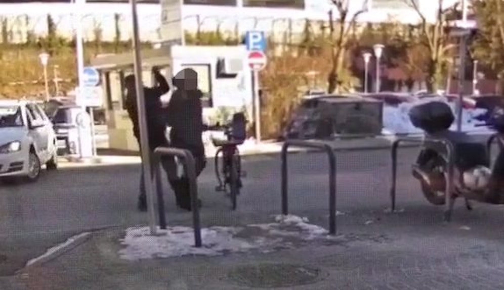Ein Video der Messer-Attacke kursiert in den sozialen Medien.
