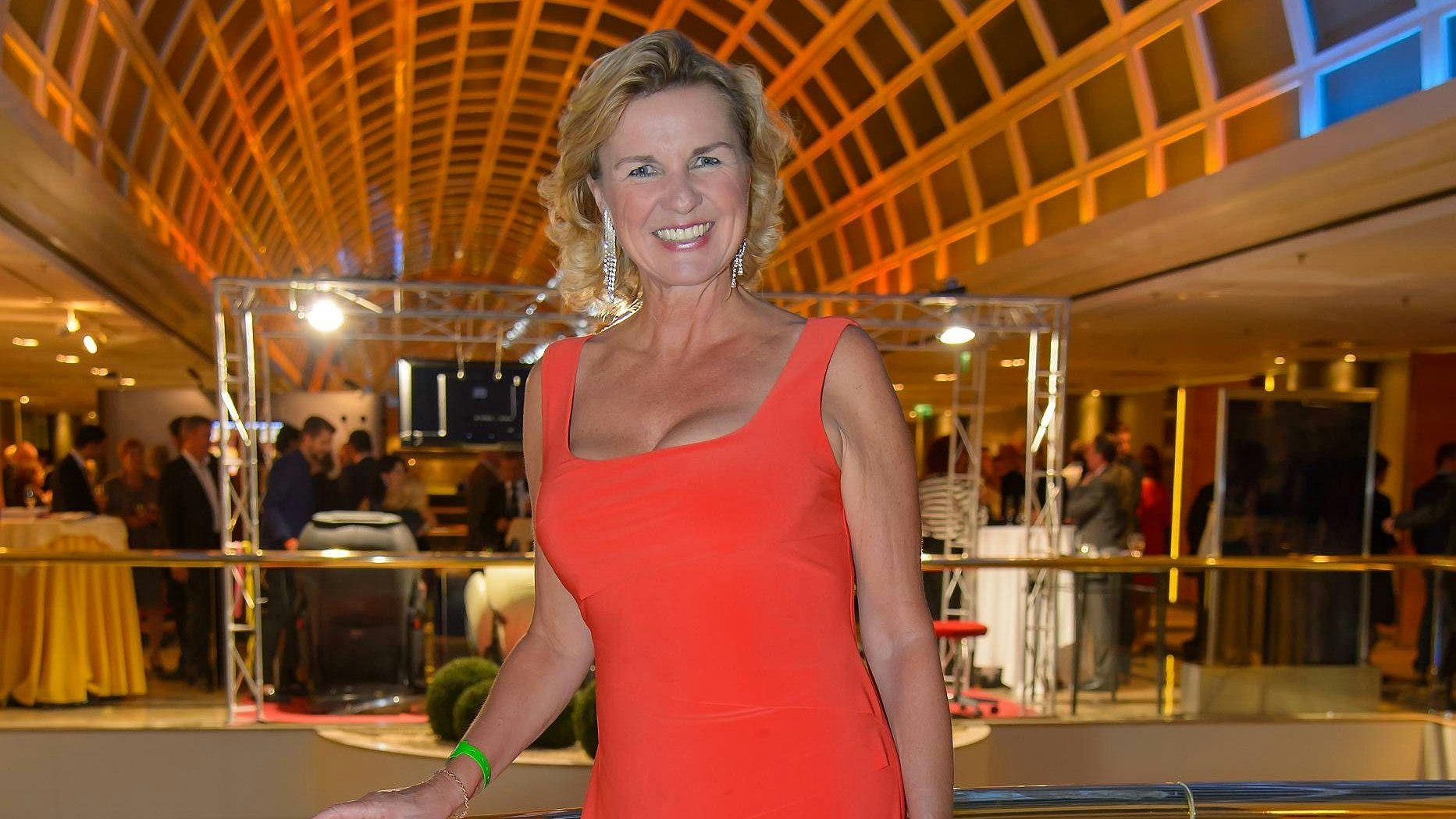 Hera Lind's Roman "Mit dem Rücken zur Wand" behandelt das Thema der häuslichen Gewalt.