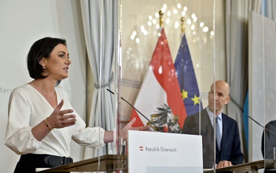 Tourismusministerin Elisabeth Köstinger und Arbeitsminister Martin Kocher