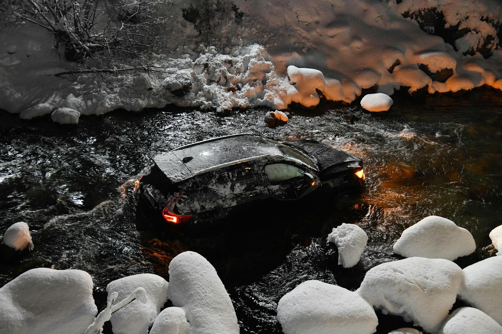 Ein 29-Jähriger verlor in Kitzbühel die Kontrolle über seinen Volvo und fuhr über eine Böschung in die dortige Ache. Der Lenker hatte über 1,4 Promille. 