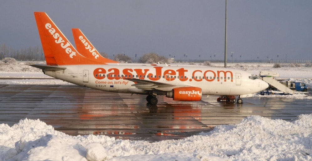 Eine easyjet-Maschine auf einem Flughafen.