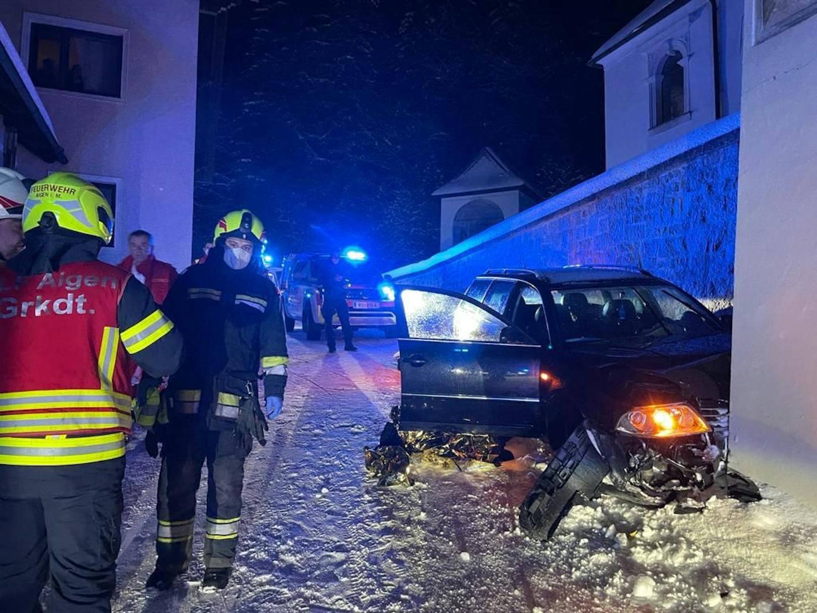 Der Alkolenker (24) fuhr gegen die Kapelle. Am Wagen entstand Totalschaden.