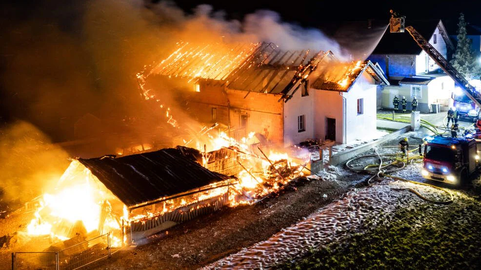 Wohnhaus bei Brand völlig zerstört  Bei einem Brand in Sankt Peter in der Au im Bezirk Amstetten ist in der Nacht auf Sonntag ein Haus durch das Feuer völlig zerstört.  Laut Angaben der Feuerwehr ist der Brand in einem Nebengebäude ausgebrochen. Die Flammen griffen auf das gesamte Wohnhaus über. Insgesamt Sieben Feuerwehren, darunter auch die Drehleier der Feuerwehr Waidhofen an der Ybbs, standen mehrere Stunden im Einsatz, um das Feuer zu löschen.  Der Hausbesitzer konnte sich selbst vor dem Feuer in Sicherheit bringen.