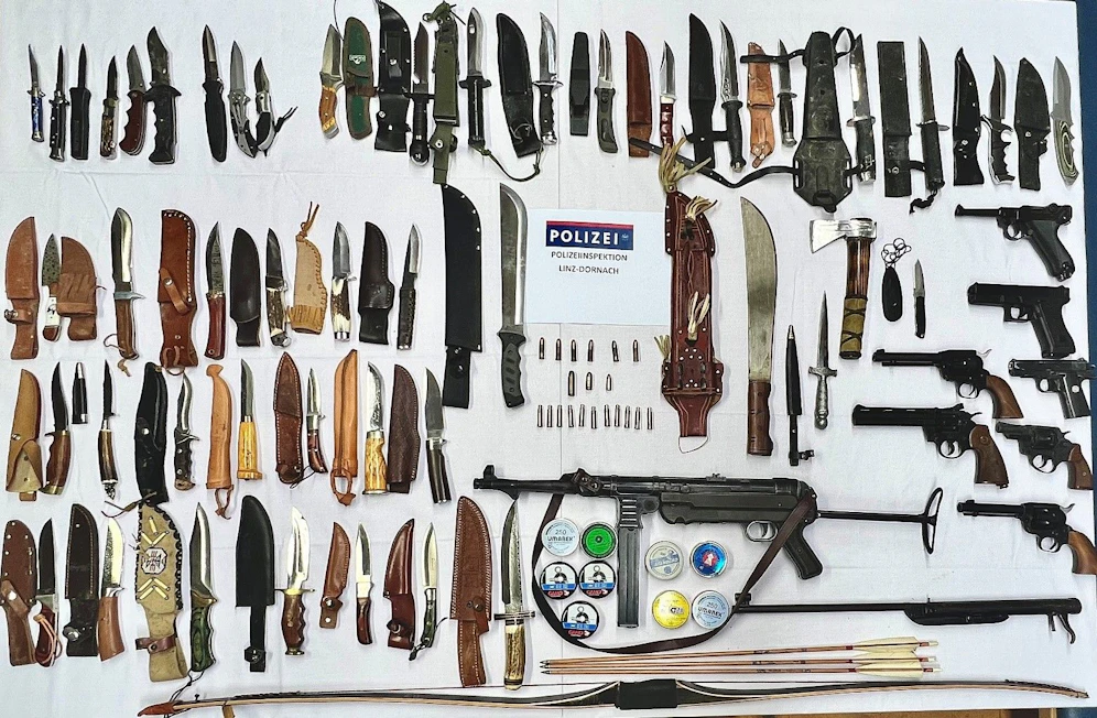 Diese Waffensammlung fanden die Polizisten bei dem Mann.
