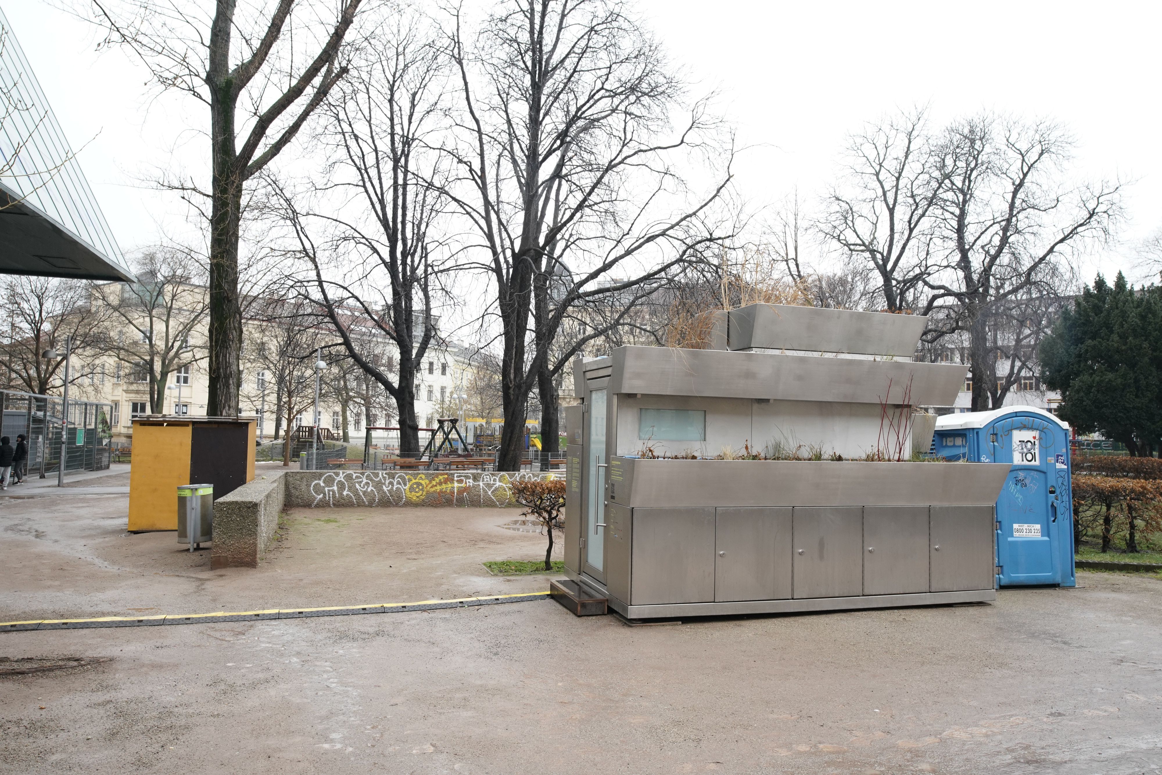 Kein großes Geschäft erlaubt: Ein Ö-Klo (l.) und ein Dixie-Klo (r.) verstärken nun die 500.000-Euro-Toilette im Wiener Esterhazypark.&nbsp;