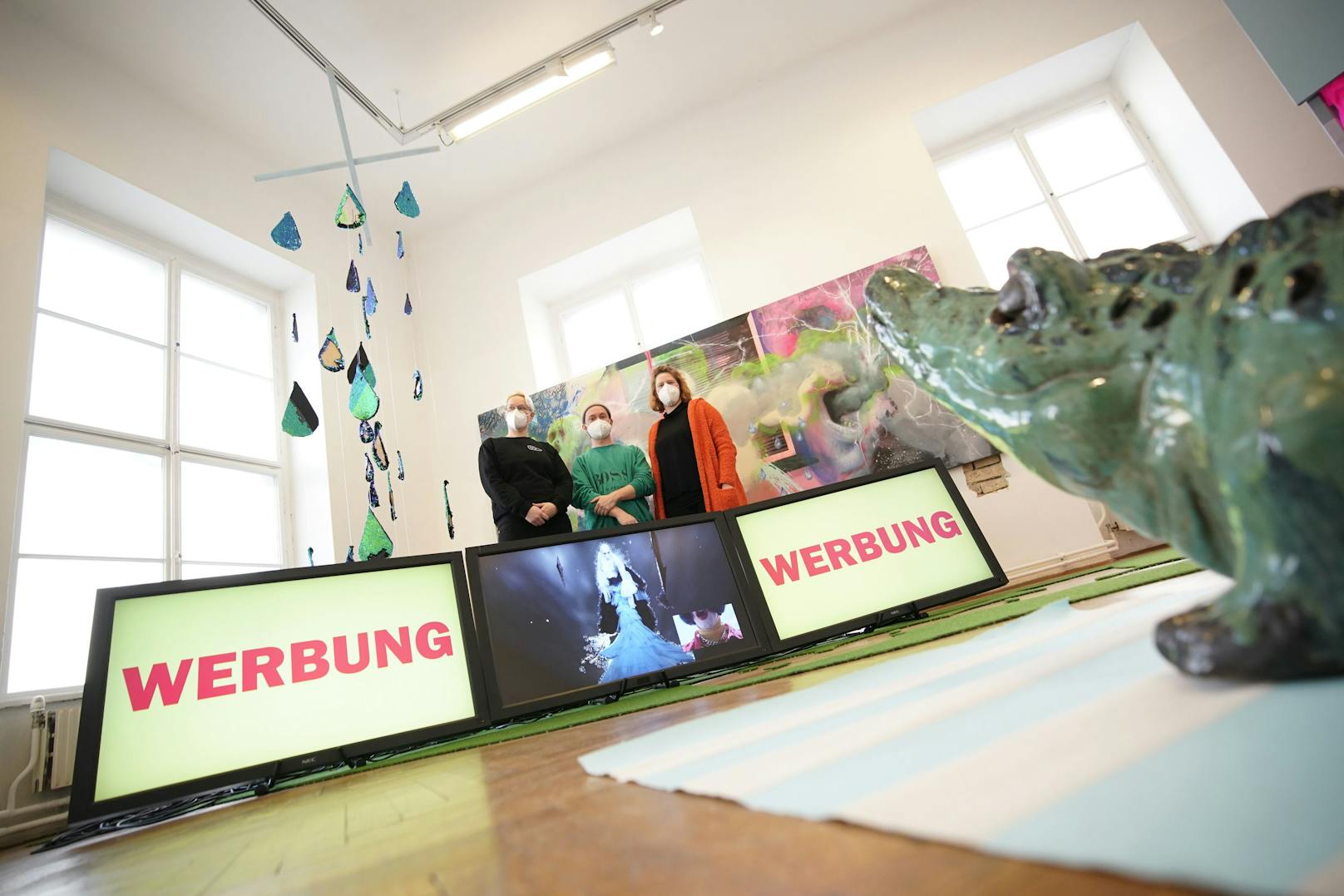 Andrea Lehsiak (li.), Thomas Trabitsch und Daniela Hahn im Queer Museum.