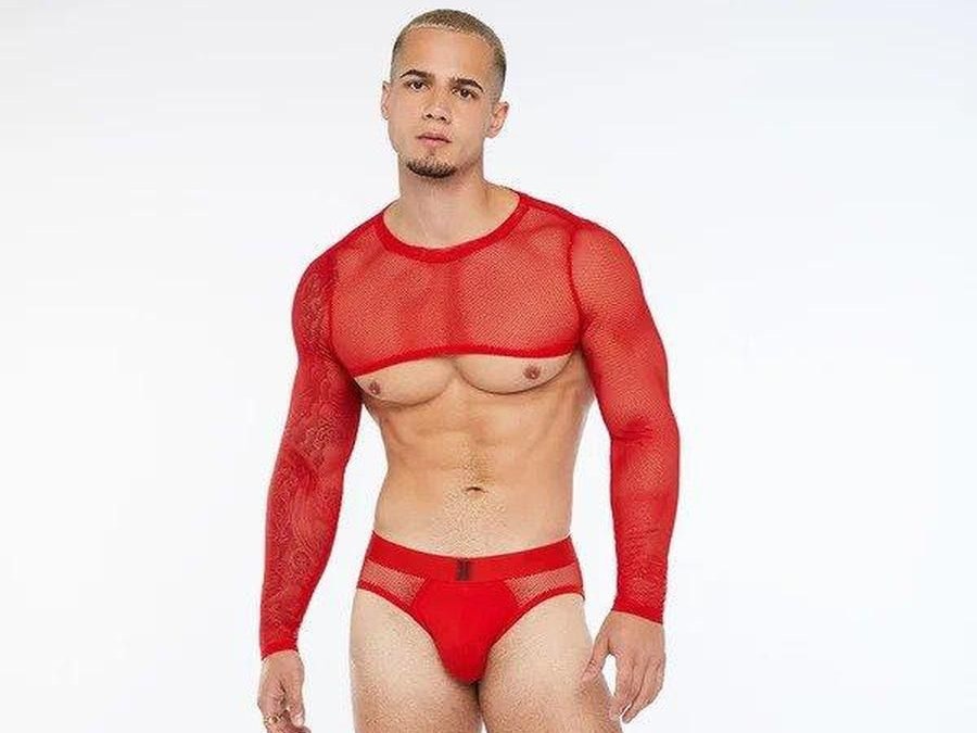 Zu den Pieces der Männerkollektion gehört zum Beispiel ein hautenges Crop-Top aus durchsichtigem Mesh-Material: