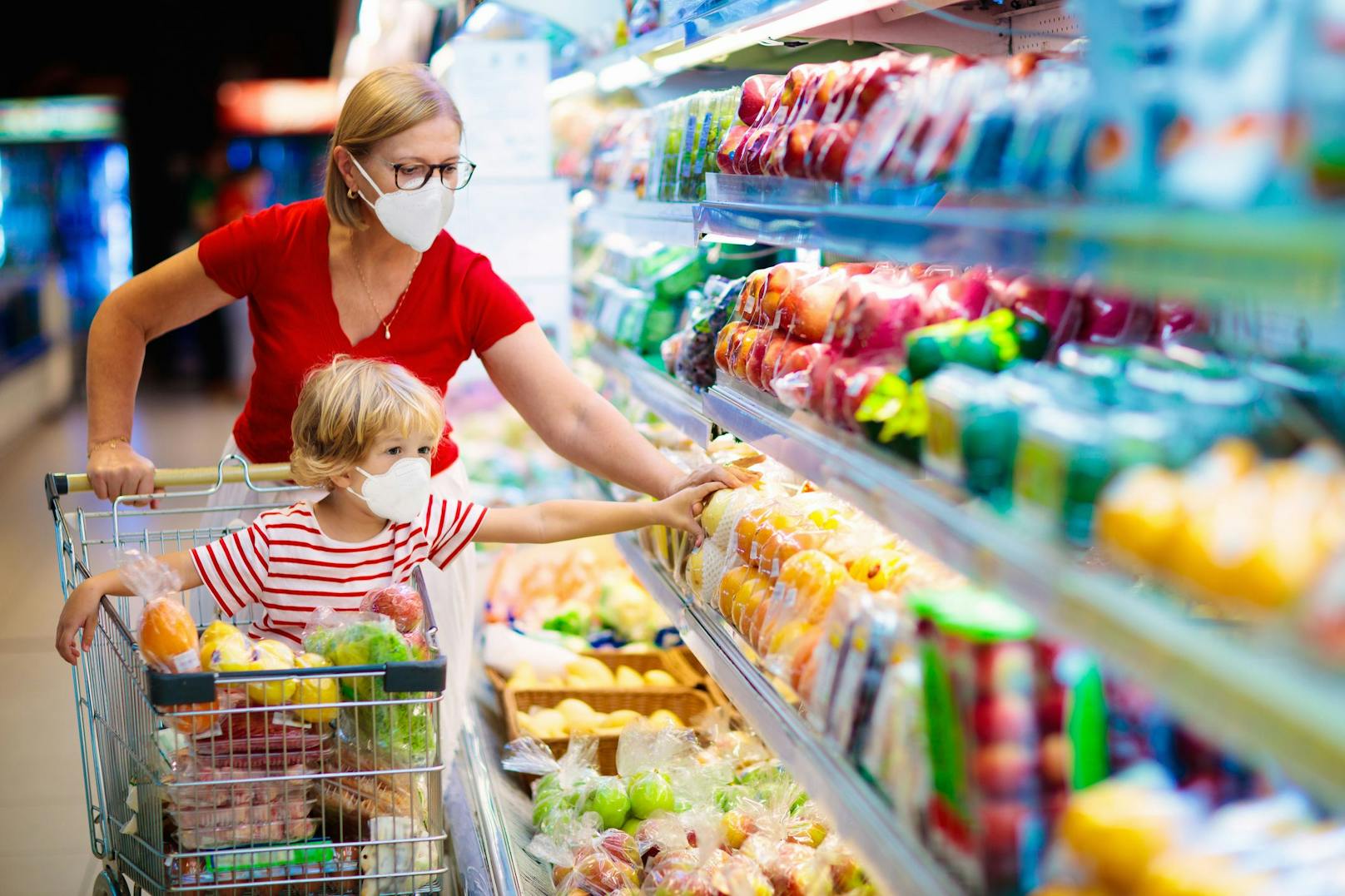 Eine Frau mit Kind beim Einkaufen in einem Supermarkt. (Symbolbild)