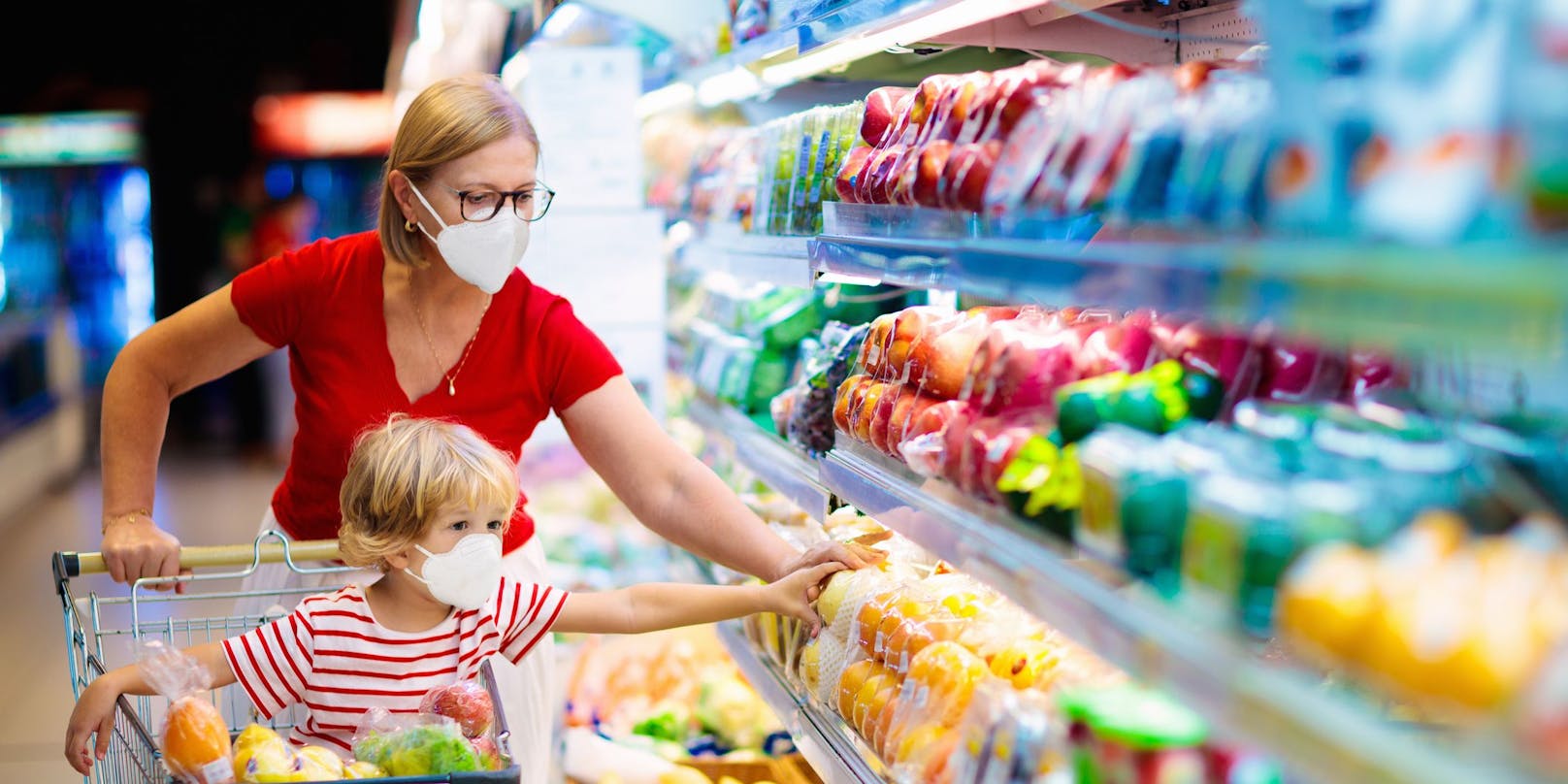 Eine Frau mit Kind beim Einkaufen in einem Supermarkt. (Symbolbild)