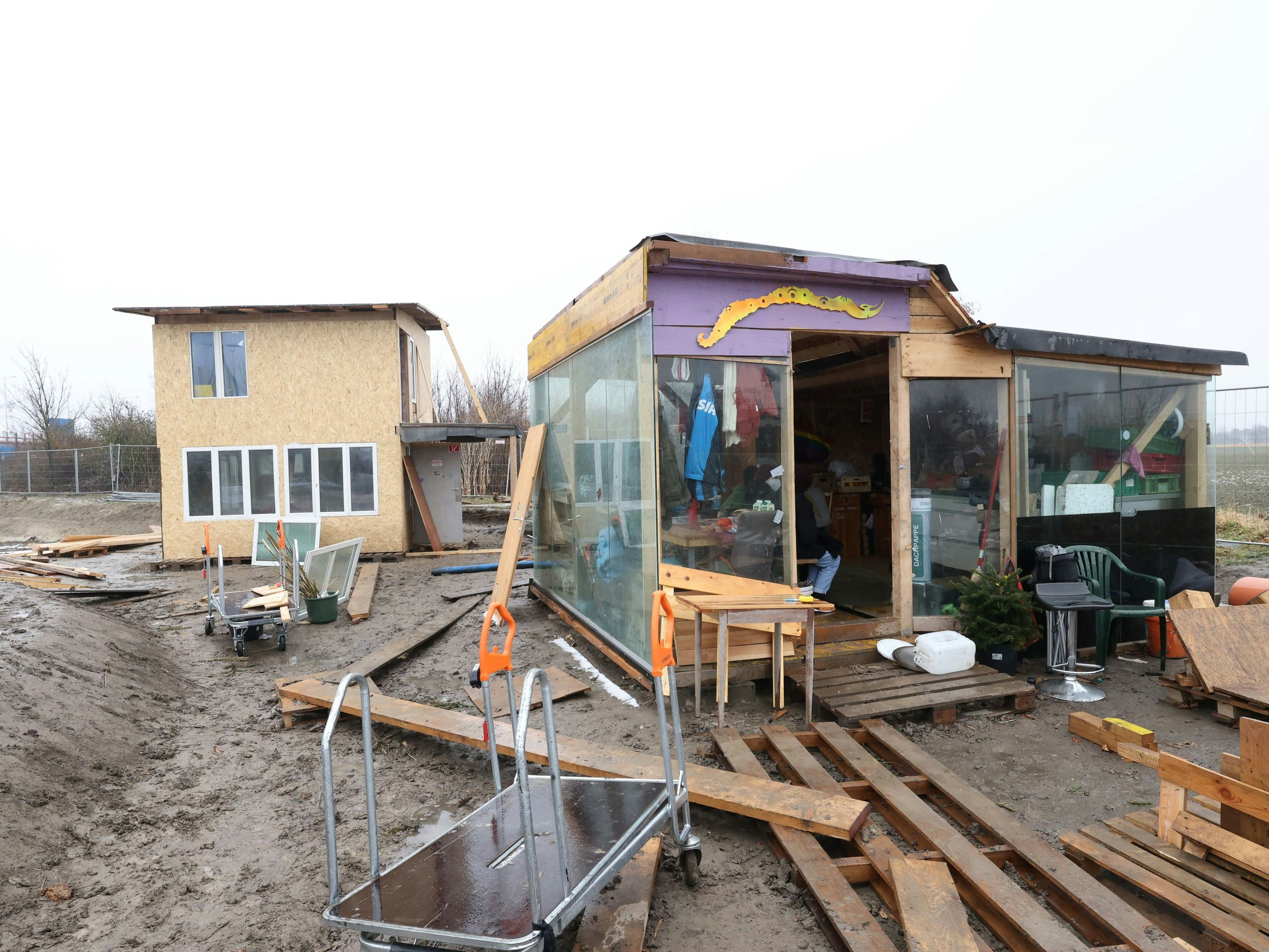 Die Aktivisten haben sich ein neues Häuschen zum Schlagen gezimmert.