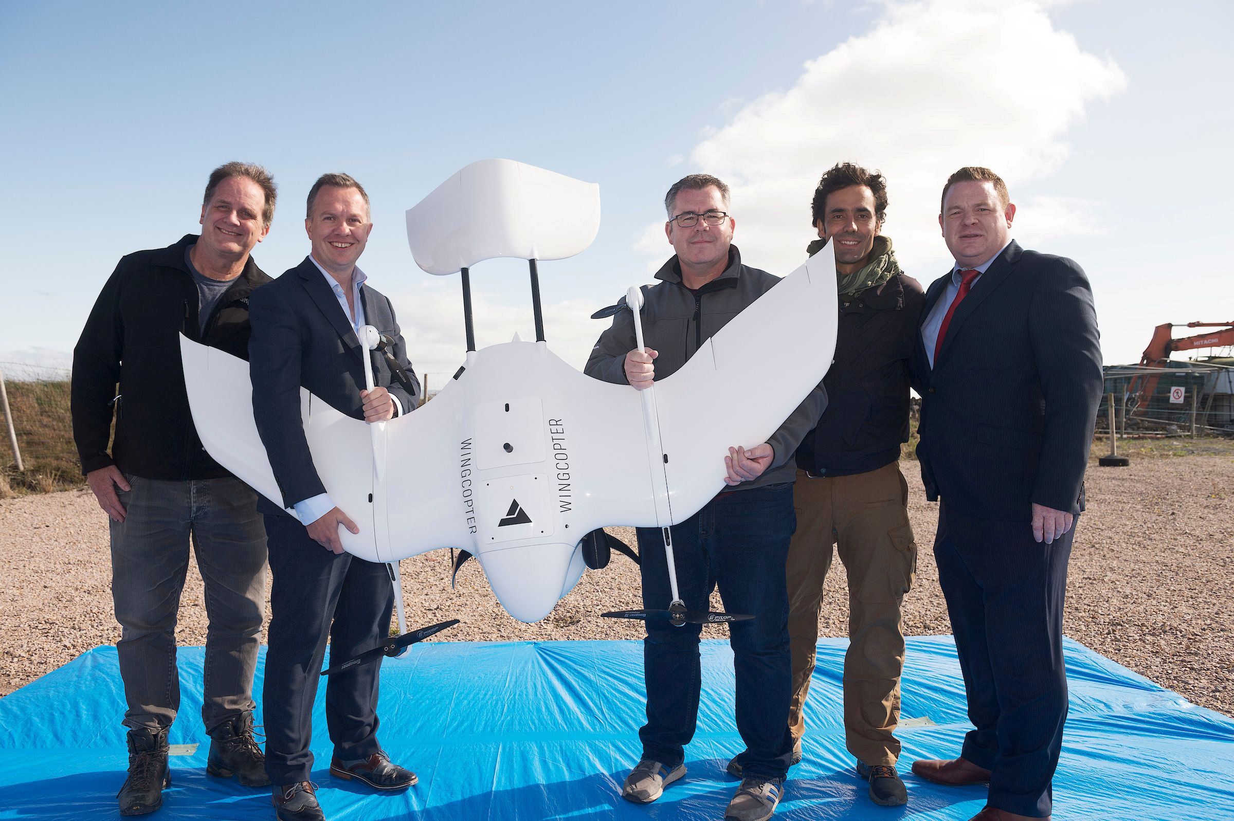 Download von www.picturedesk.com am 24.01.2022 (13:42).  ACT action_30887444 -- Steven Flynn Skytango, Professor Derek OKeefe, NUI Galway and Wayne Floyd Survey Drone Ireland and Santiago Montenegro UAV Specialist Wingcopter and Marc Daly Vodafone and the worlds first diabetes drone. .See National News story NNdrone. The world's first delivery of insulin by drone has been completed to an Irish diabetes patient living on a remote island. The self-flying aircraft departed from Galway and took 16 minutes to deliver its package to a patient on the Aran Islands, 12 miles off Irelands west coast. After delivering the life-saving drug the drone returned to the mainland with a blood sample from the patient which doctors then checked for its blood glucose levels. Researchers say their landmark achievement enables a full cycle of care for patients living in awkward locations that could save lives in emergencies. - 20200330_PD8845 - Rechteinfo: Rights Managed (RM)