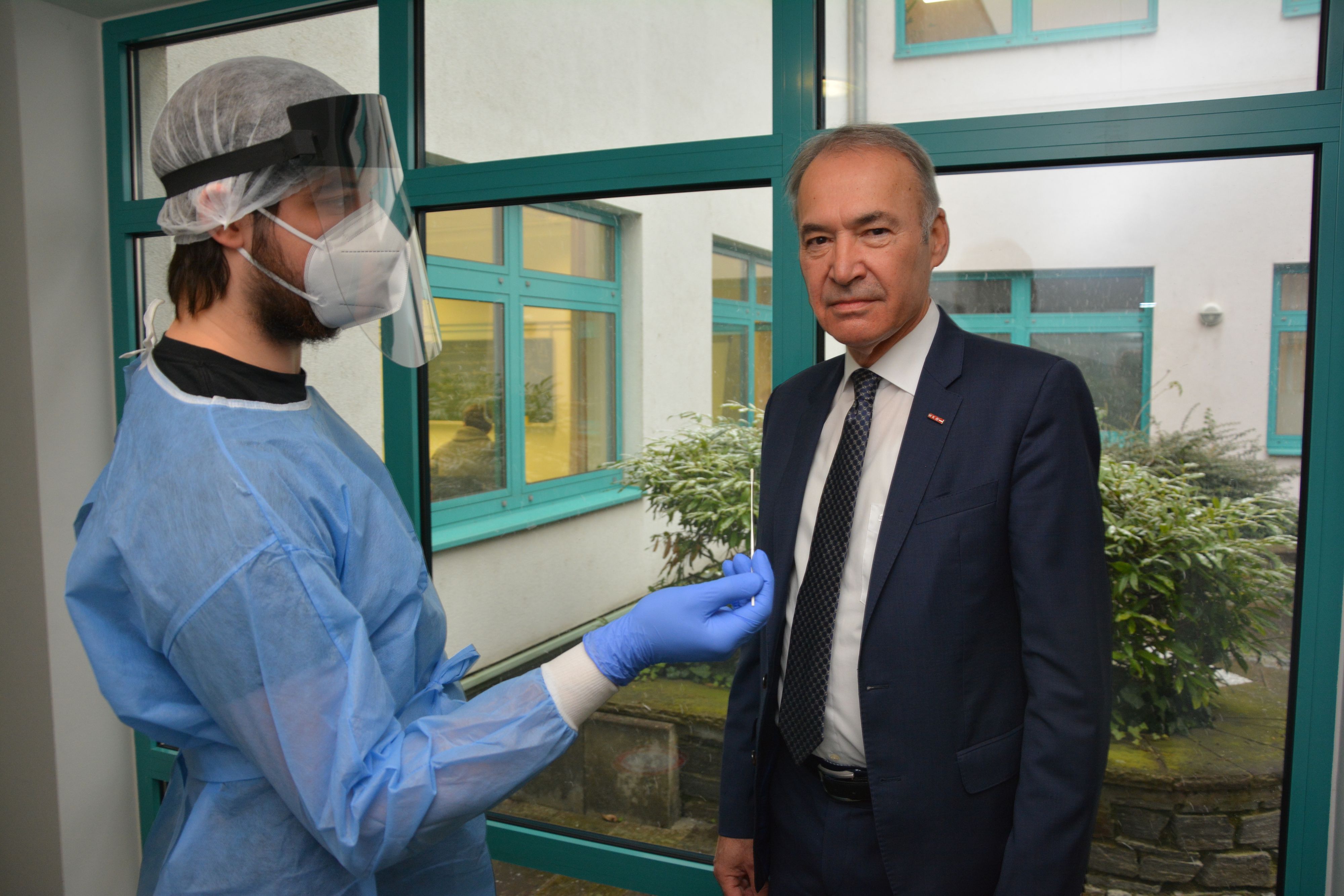 Wirtschaftskammer Burgenland-Präsident Peter Nemeth bei einer Corona-Testung.