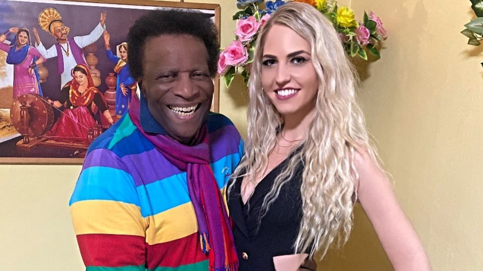 Nach seinem Schreck spielt Sänger Roberto Blanco selbst mit.