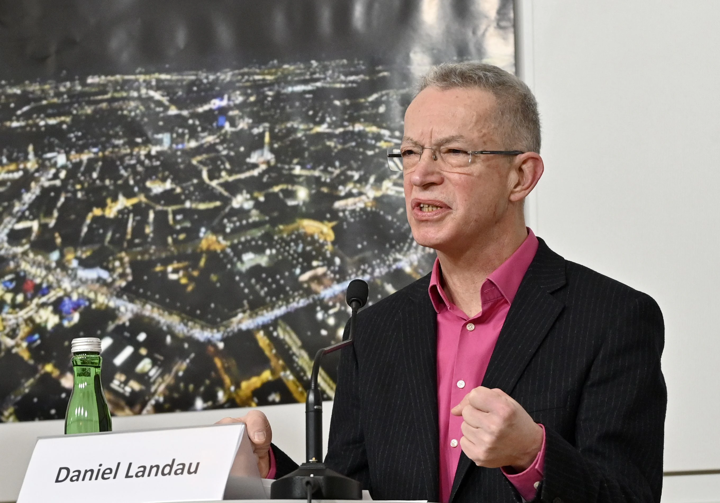 Mit-Organisator Daniel Landau rief auf der Pressekonferenz zu mehr Zusammenhalt auf.