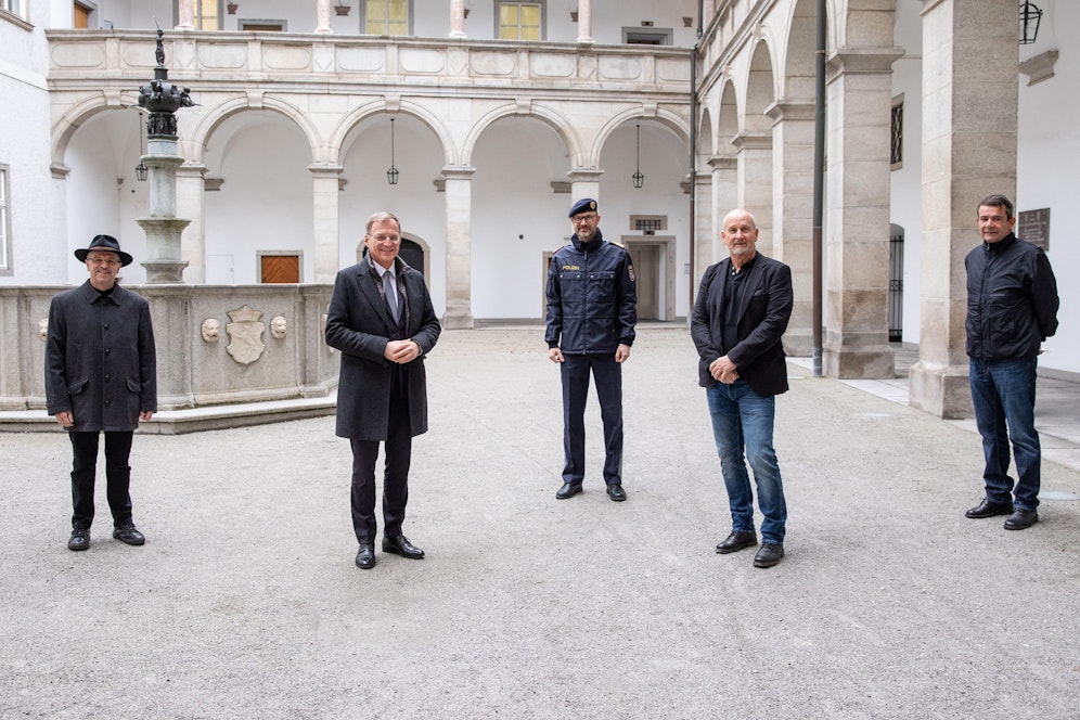 Lh Thomas Stelzer (2 v.li.) und Landespolizeikommandant Andreas Pilsi (Mitte) mit den drei reaktivierten Polizisten Michael Ahrer, Horst Maureder und Reinhold Sellner (v. li.).