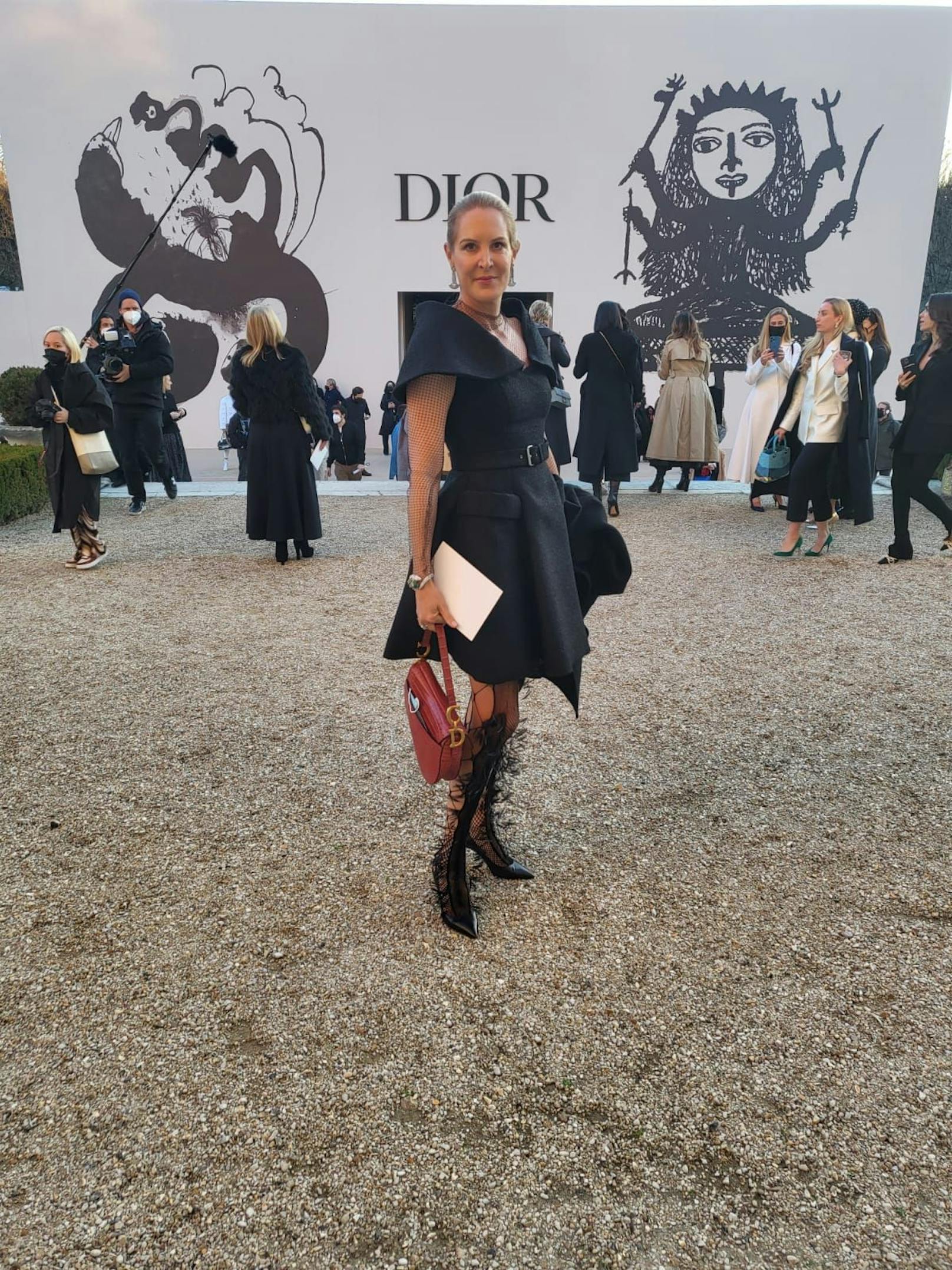 <em>"Heute"</em>-Herausgeberin Eva Dichand besuchte die Dior-Show in Paris in einem Traum-Outfit des Luxushauses.