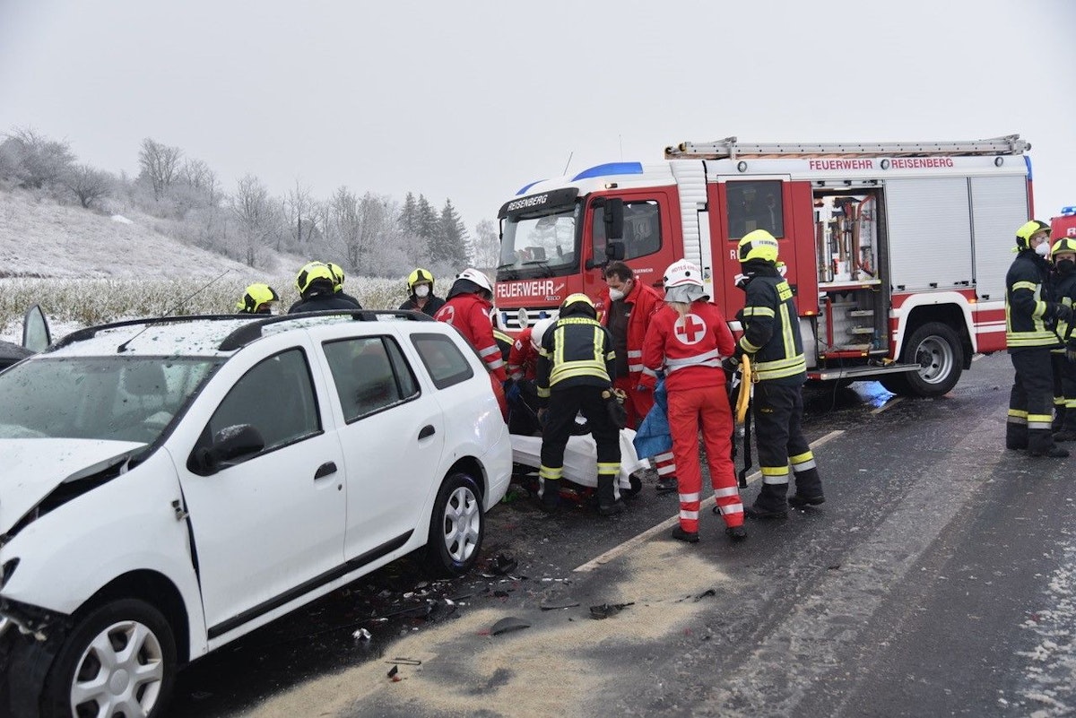 Schwerer Verkehrsunfall in NÖ forderte drei Verletzte