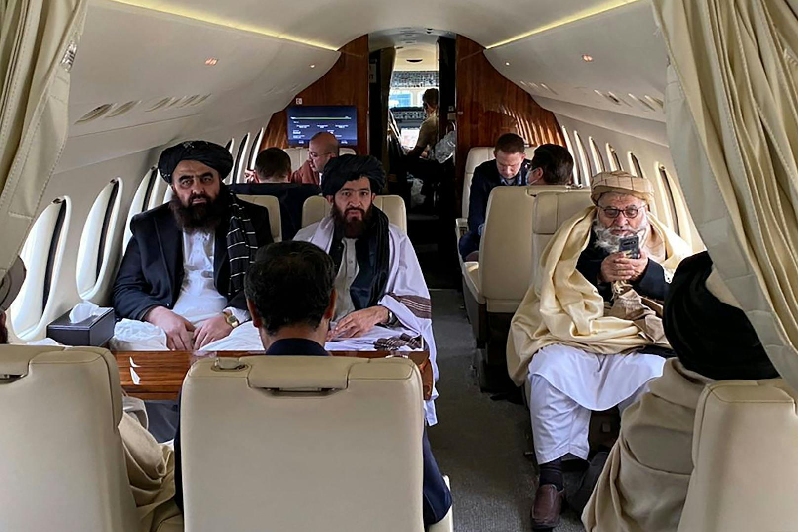Die Taliban im Privatjet auf ihrer Reise nach Oslo.