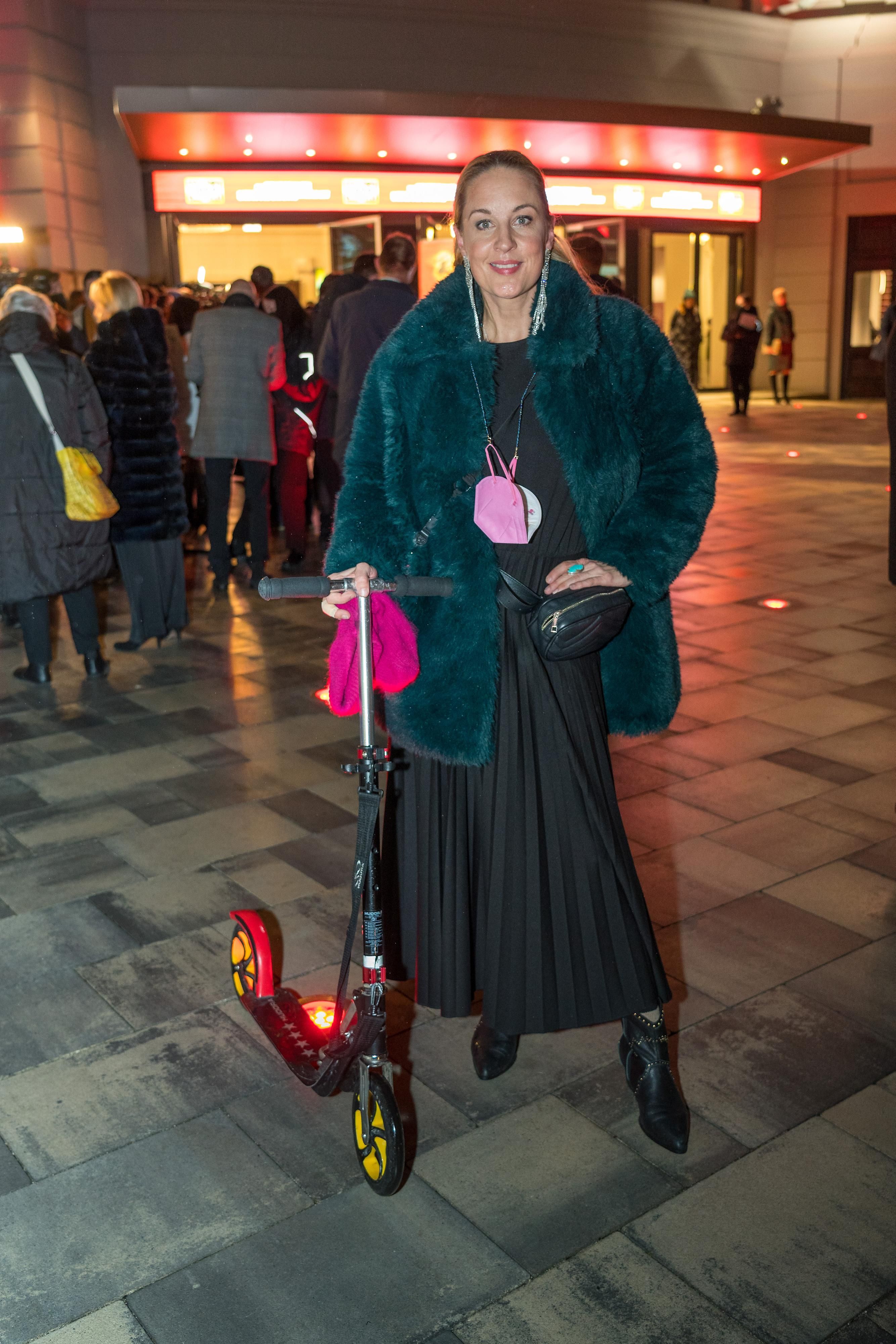 In Abendgarderobe und mit Mini-Scooter konnte man Lilian Klebow (42) am Sonntag herumflitzen sehen.
