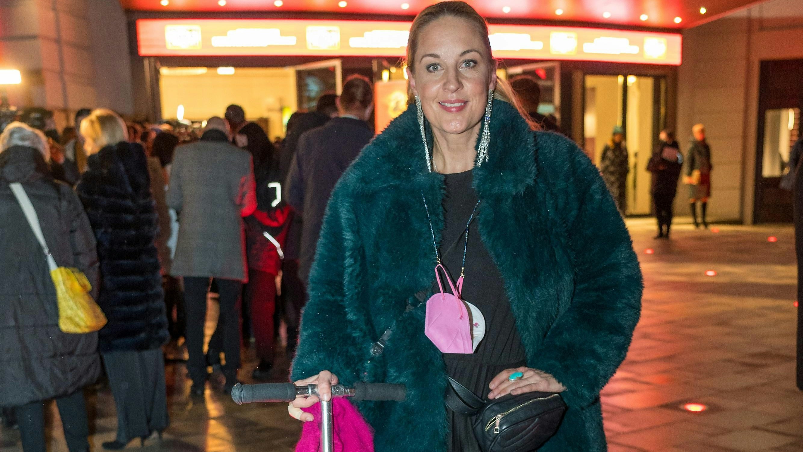 In Abendgarderobe und Mini-Scooter konnte man Lilian Klebow (42) herumflitzen sehen.