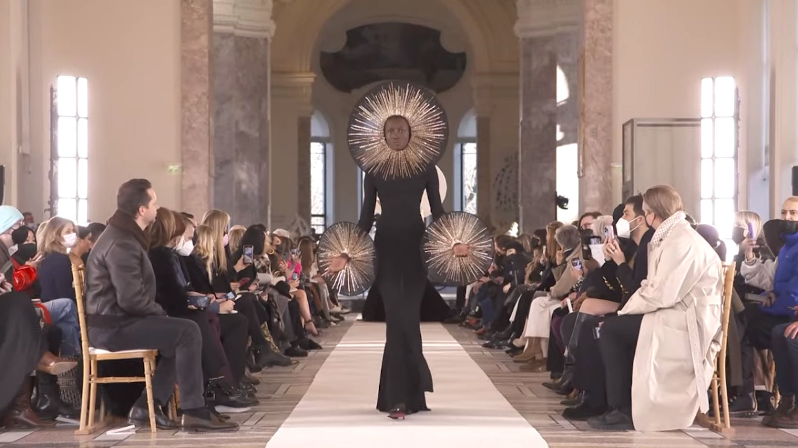 Das französische Modehaus Schiaparelli gab bei der ersten physischen Show seit dem Ausbruch der Pandemie alles.